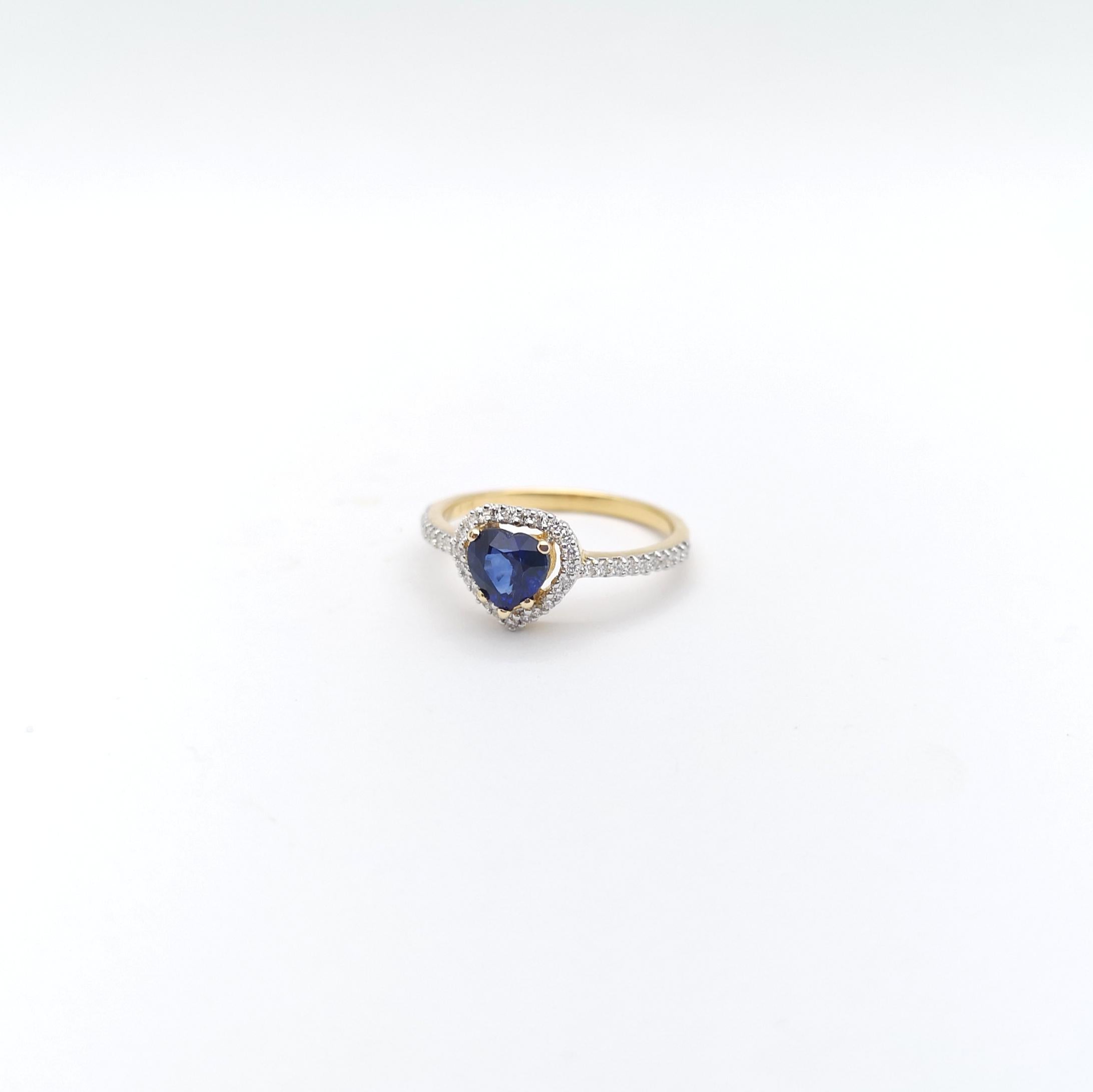 Bague en or 18 carats sertie d'un saphir bleu en forme de cœur avec diamants en vente 4