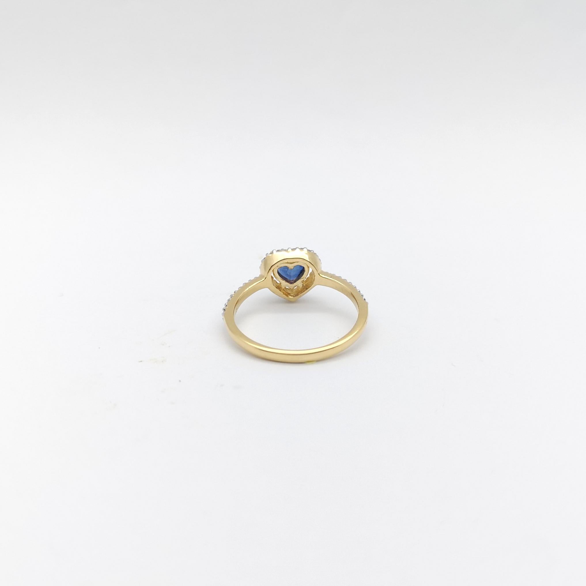 Bague en or 18 carats sertie d'un saphir bleu en forme de cœur avec diamants en vente 5