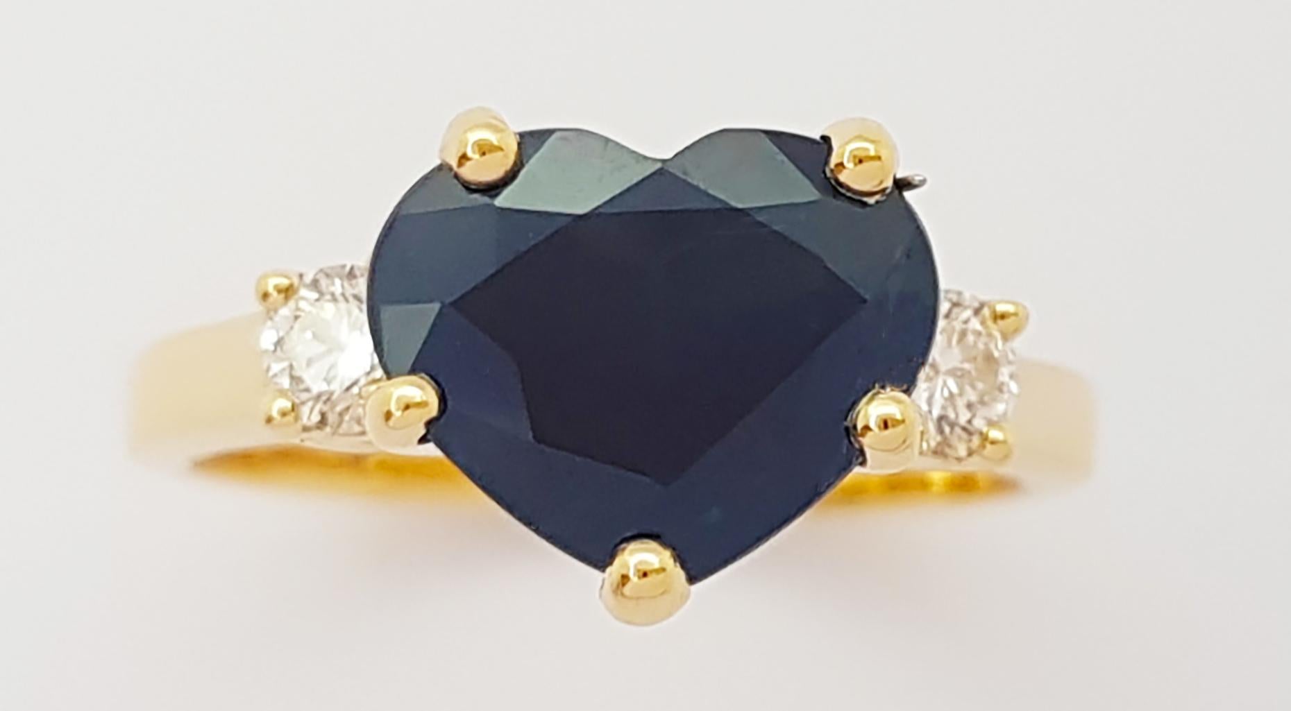 Bague en or 18 carats sertie d'un saphir bleu en forme de cœur avec diamants en vente 9