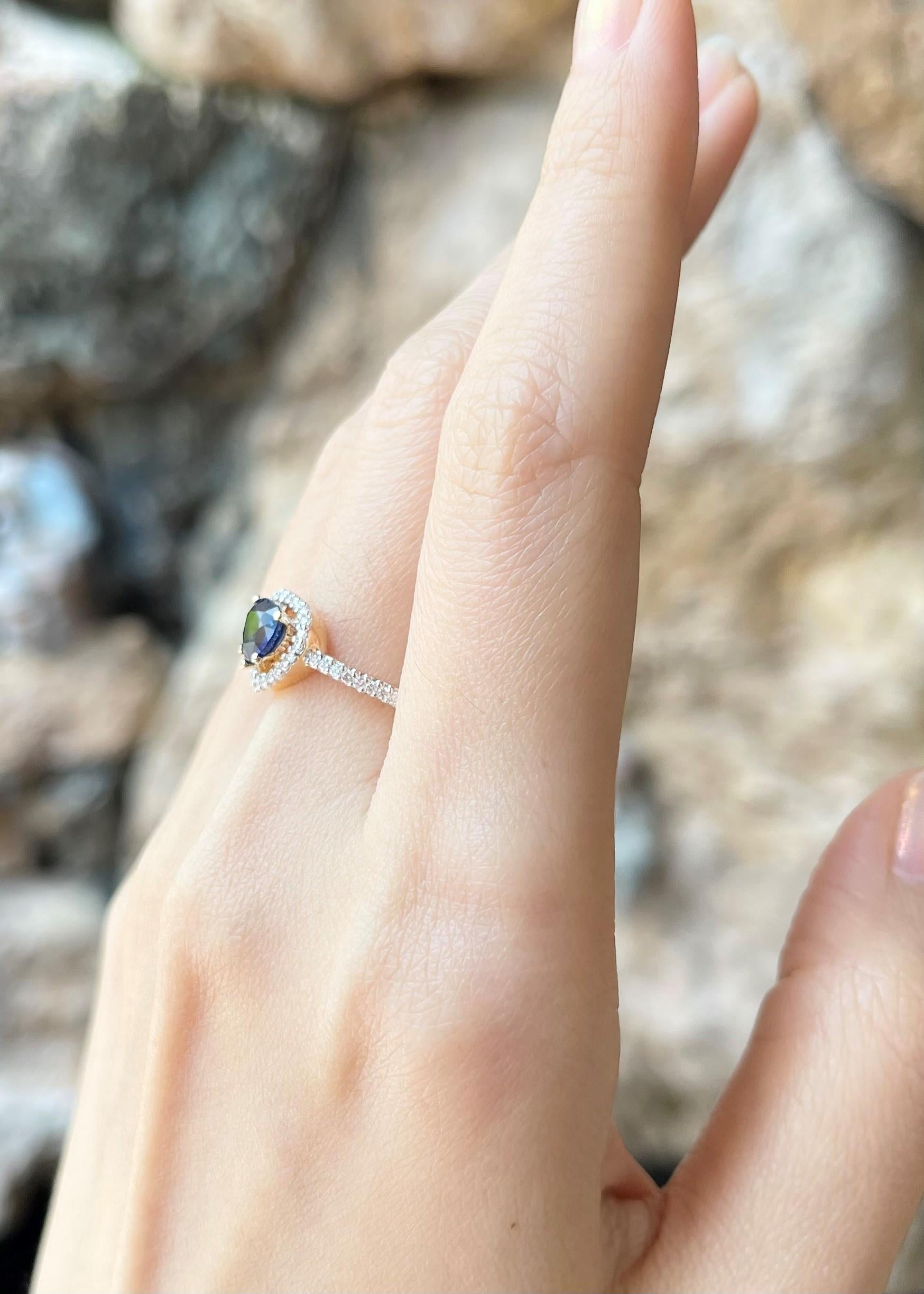 Contemporain Bague en or 18 carats sertie d'un saphir bleu en forme de cœur avec diamants en vente