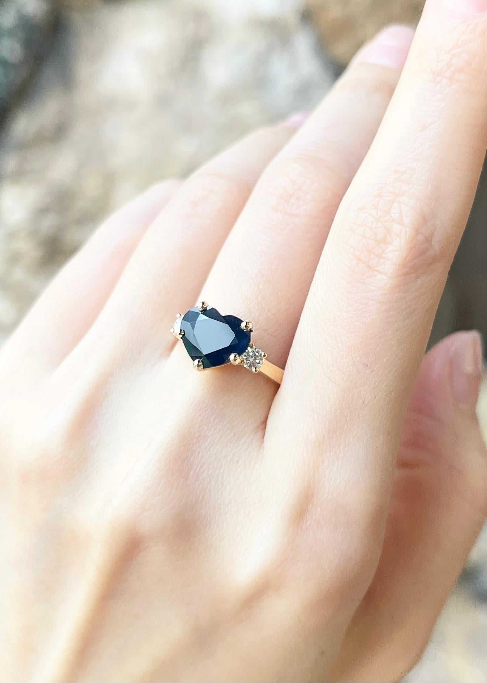 Taille cœur Bague en or 18 carats sertie d'un saphir bleu en forme de cœur avec diamants en vente