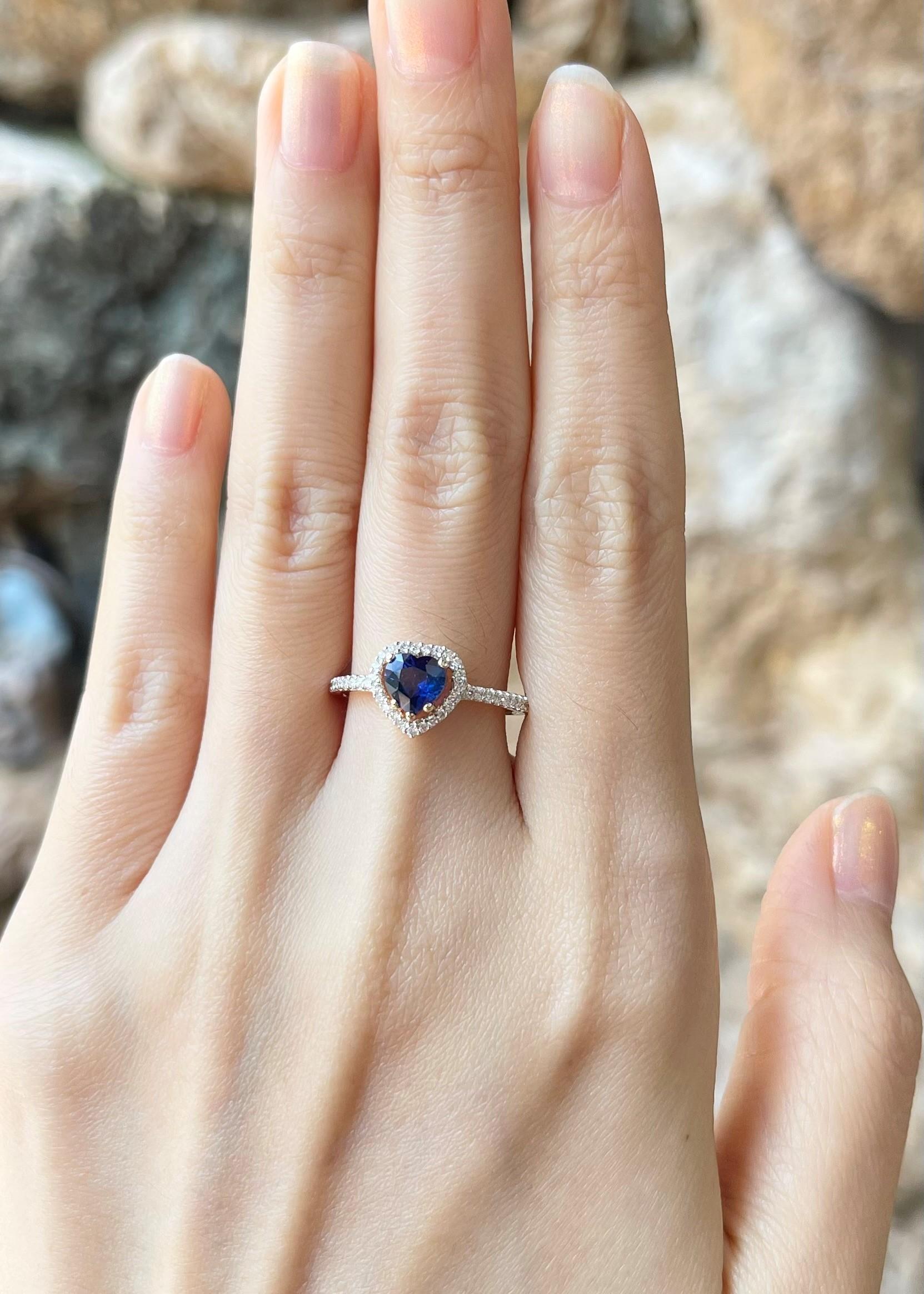 Taille cœur Bague en or 18 carats sertie d'un saphir bleu en forme de cœur avec diamants en vente