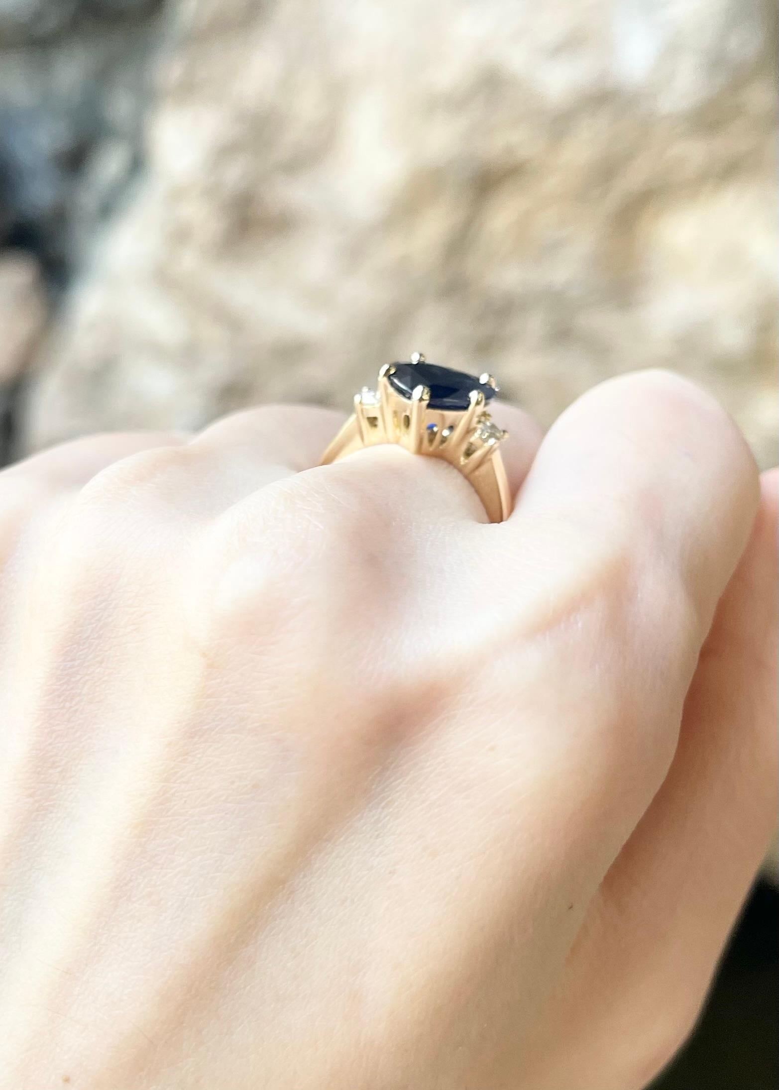 Bague en or 18 carats sertie d'un saphir bleu en forme de cœur avec diamants Neuf - En vente à Bangkok, TH