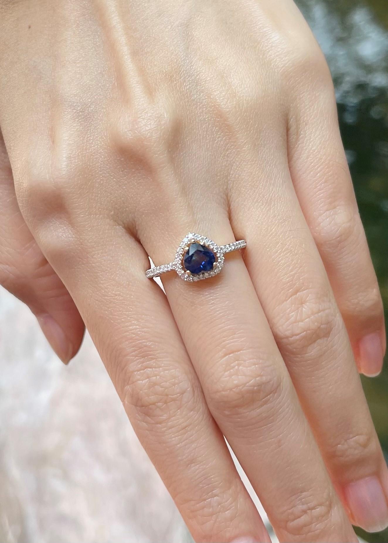 Bague en or 18 carats sertie d'un saphir bleu en forme de cœur avec diamants Neuf - En vente à Bangkok, TH