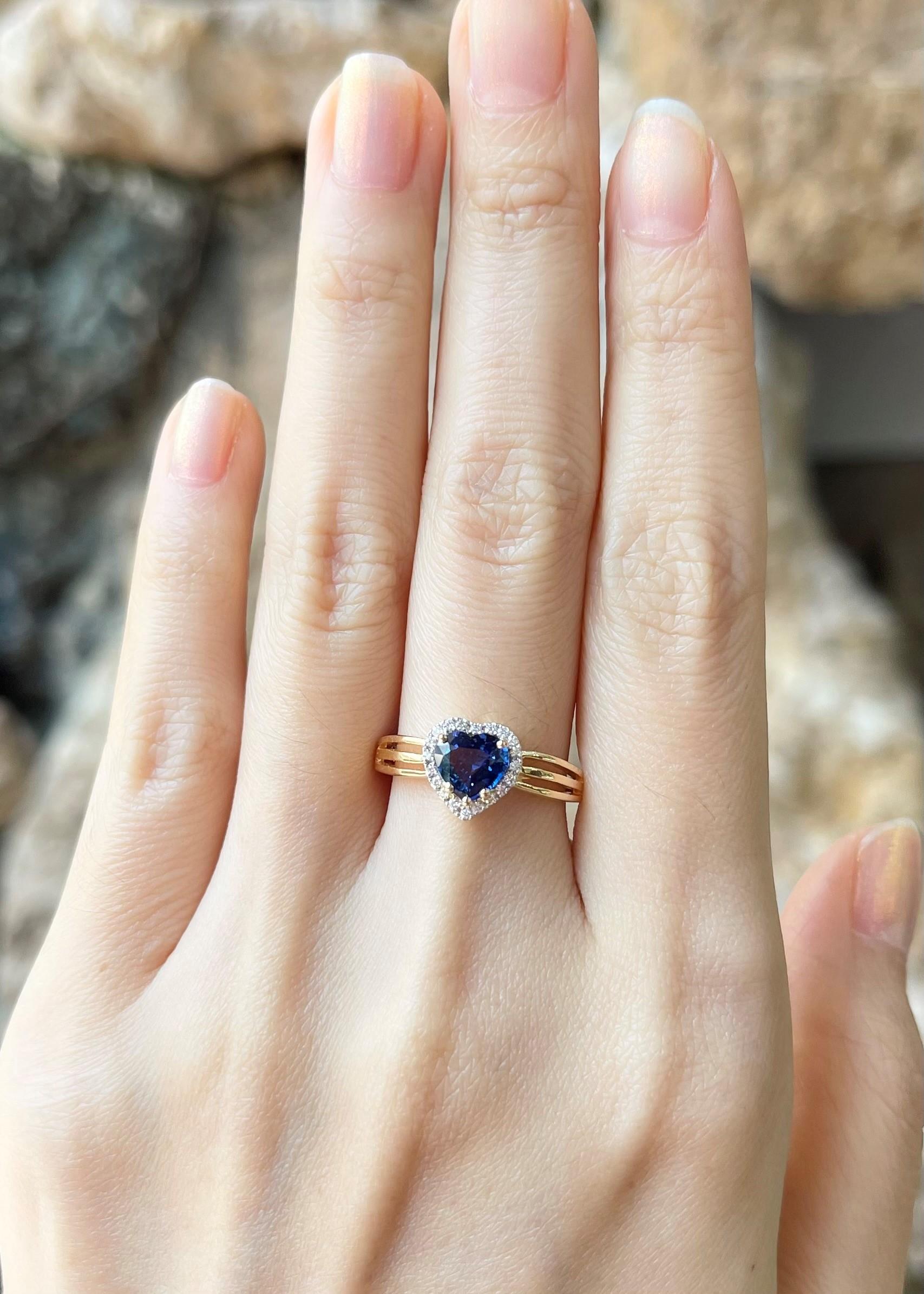 Heart Shape Blue Sapphire with Diamond Ring set in 18K Gold Settings In New Condition For Sale In Bangkok, TH