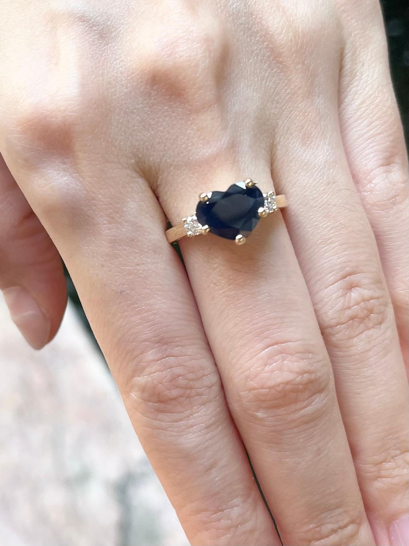 Bague en or 18 carats sertie d'un saphir bleu en forme de cœur avec diamants Pour femmes en vente