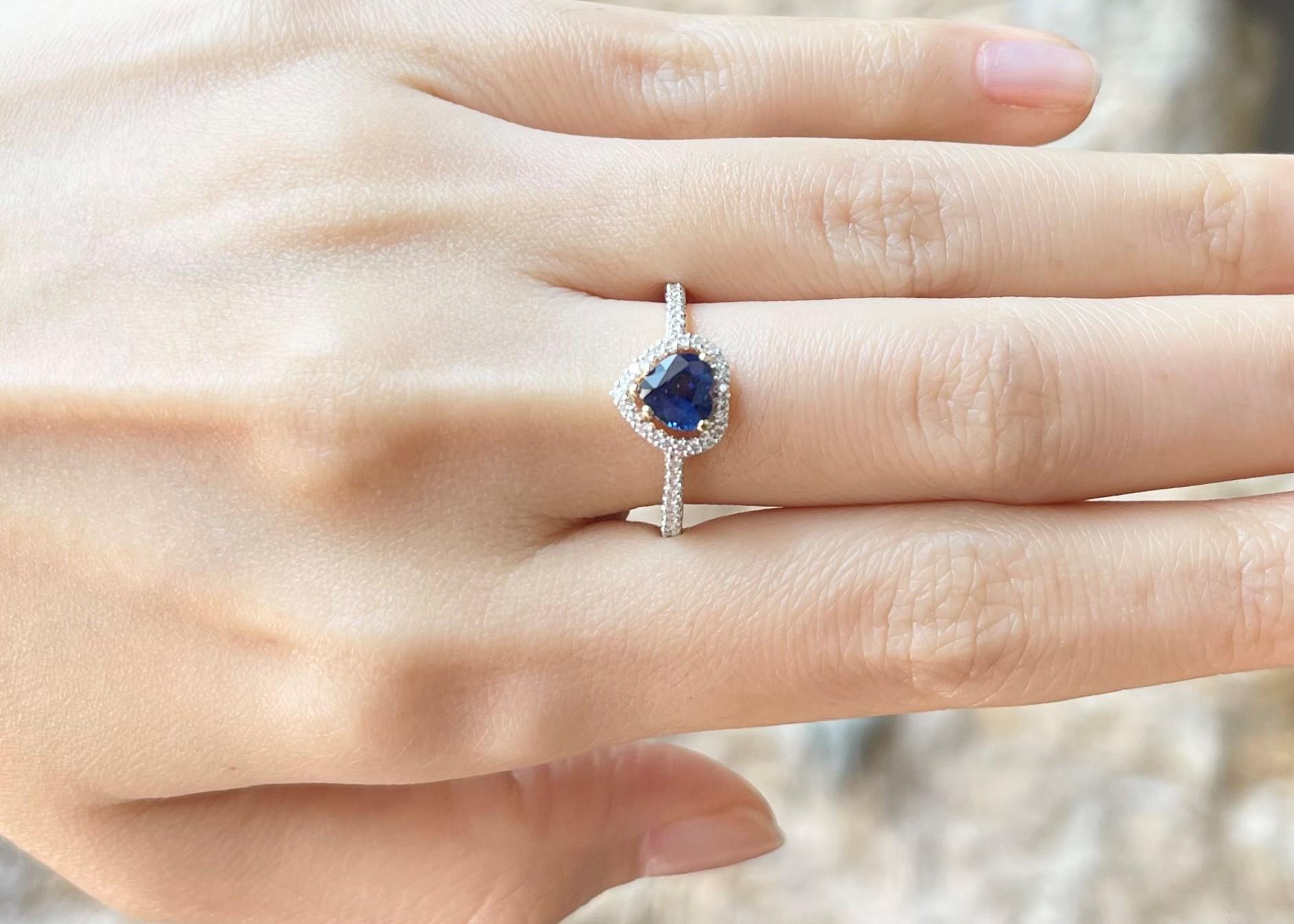 Bague en or 18 carats sertie d'un saphir bleu en forme de cœur avec diamants Pour femmes en vente