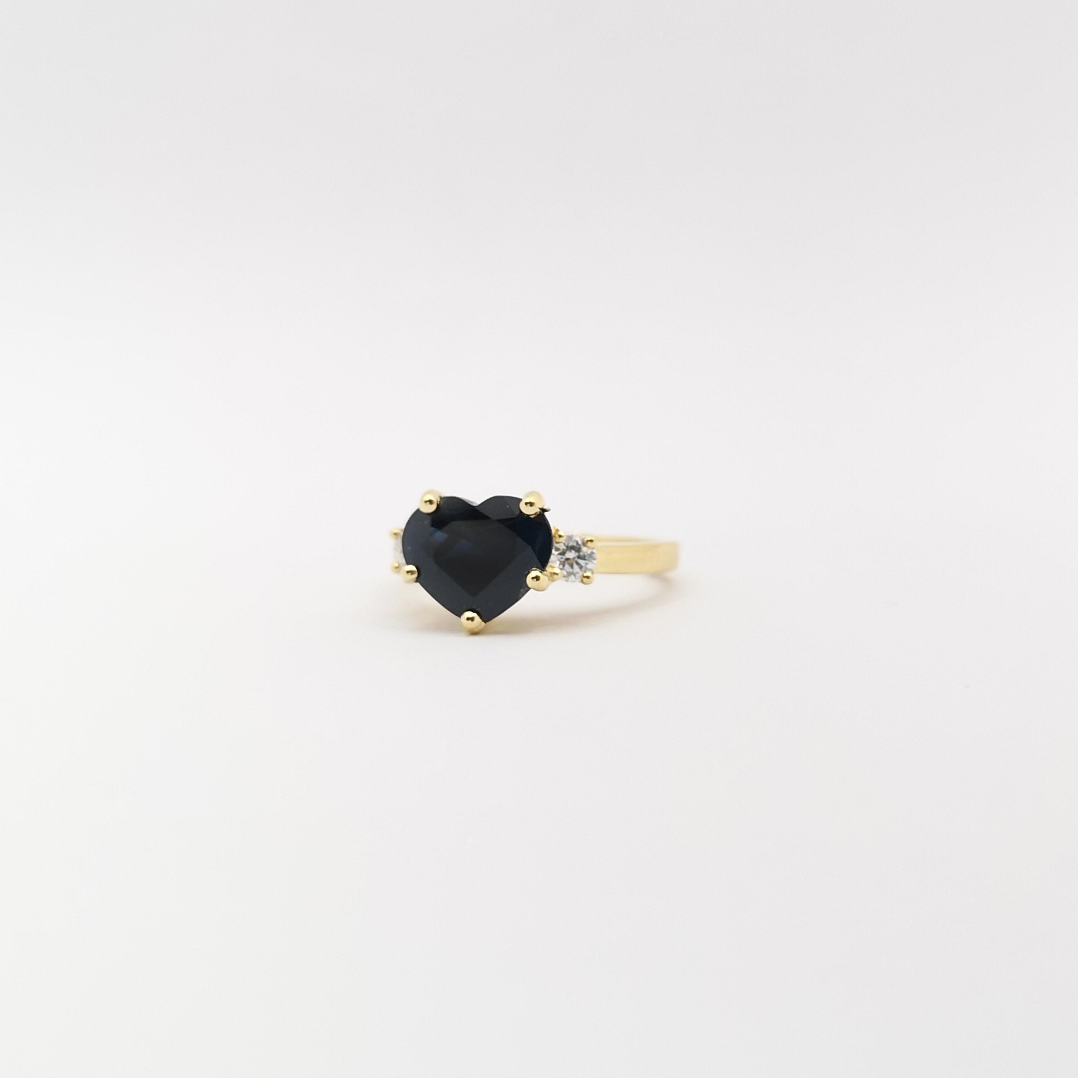 Bague en or 18 carats sertie d'un saphir bleu en forme de cœur avec diamants en vente 1