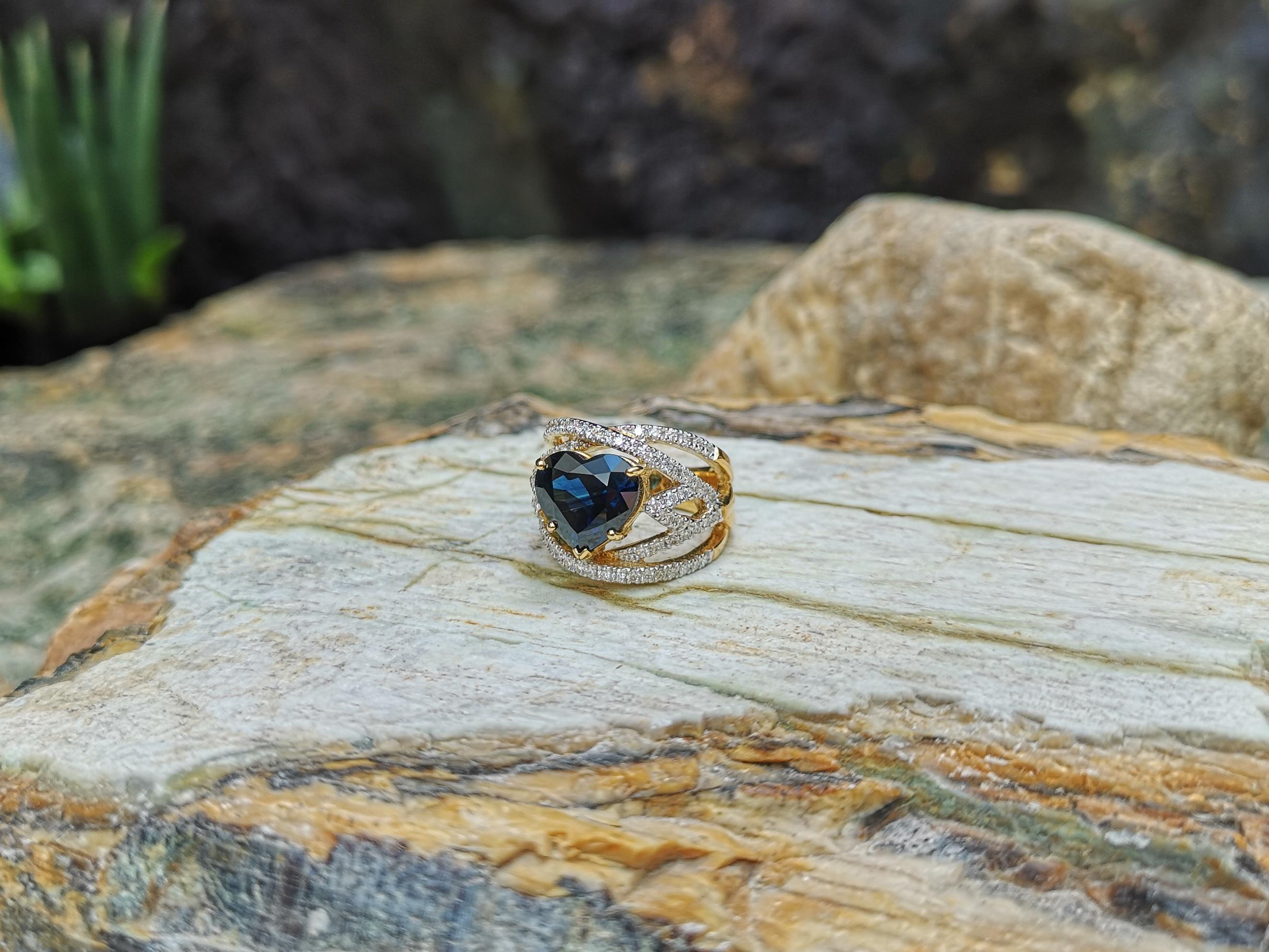 Heart Shape Blue Sapphire with Diamond Ring Set in 18k Gold Settings In New Condition For Sale In Bangkok, TH