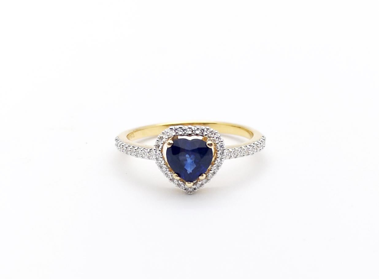 Bague en or 18 carats sertie d'un saphir bleu en forme de cœur avec diamants en vente 3