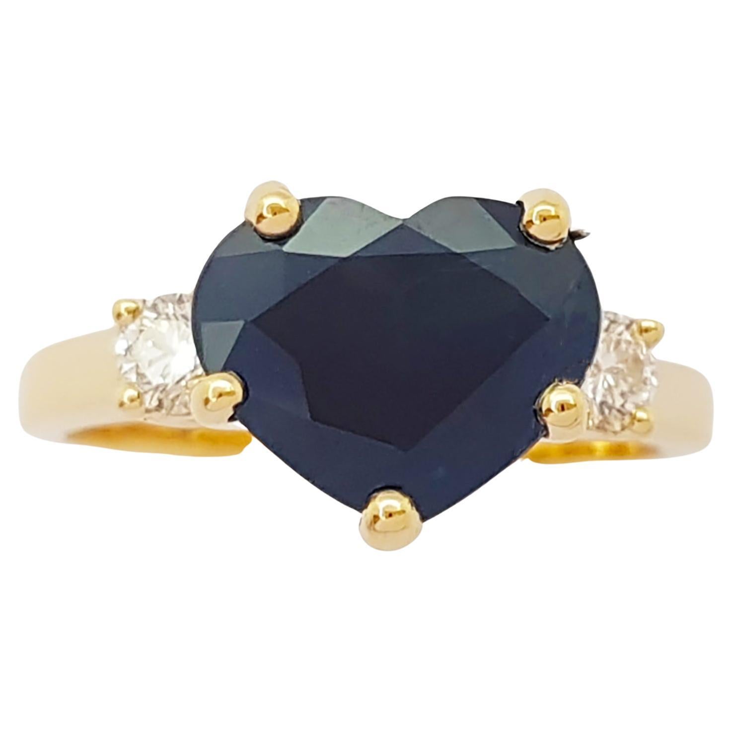 Bague en or 18 carats sertie d'un saphir bleu en forme de cœur avec diamants en vente