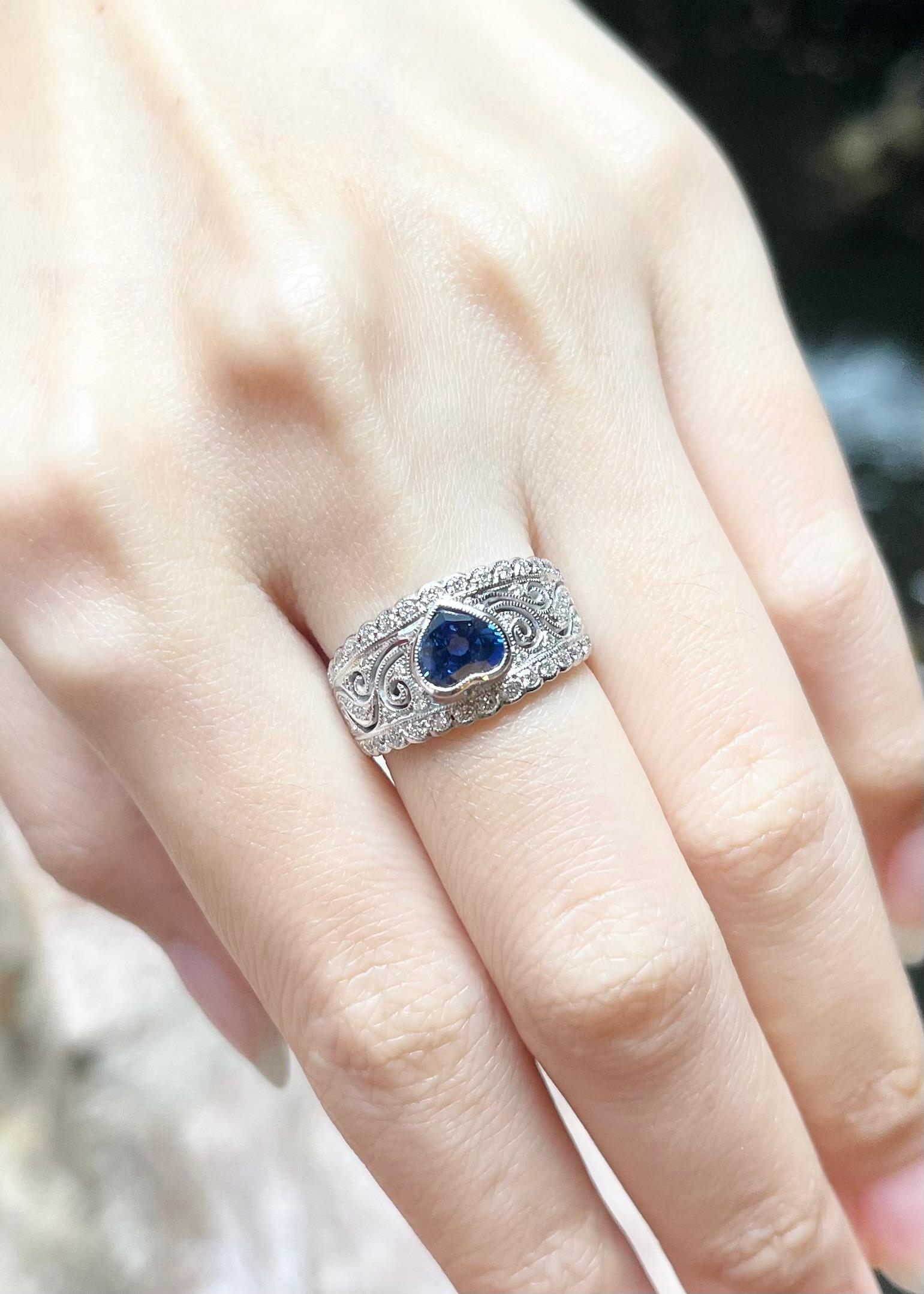 Heart Shape Blue Sapphire with Diamond Ring set in 18K White Gold Settings In New Condition For Sale In Bangkok, TH
