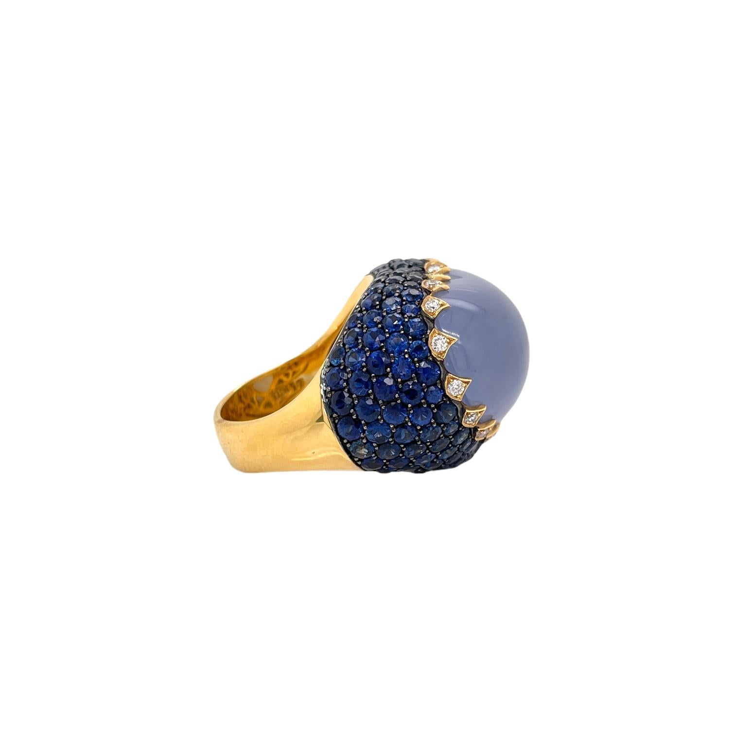 Contemporain Bague en or jaune 18 carats avec cabochon de calcédoine en forme de cœur et saphir en vente