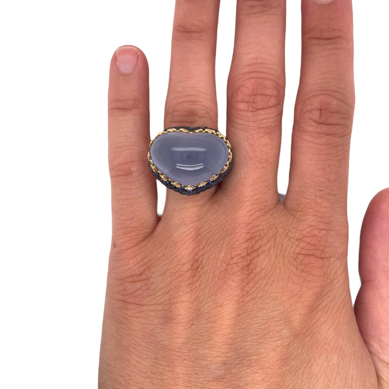 Heart Shape Cabochon Chalcedony & Sapphire Ring in 18k Yellow Gold In New Condition For Sale In New York, NY