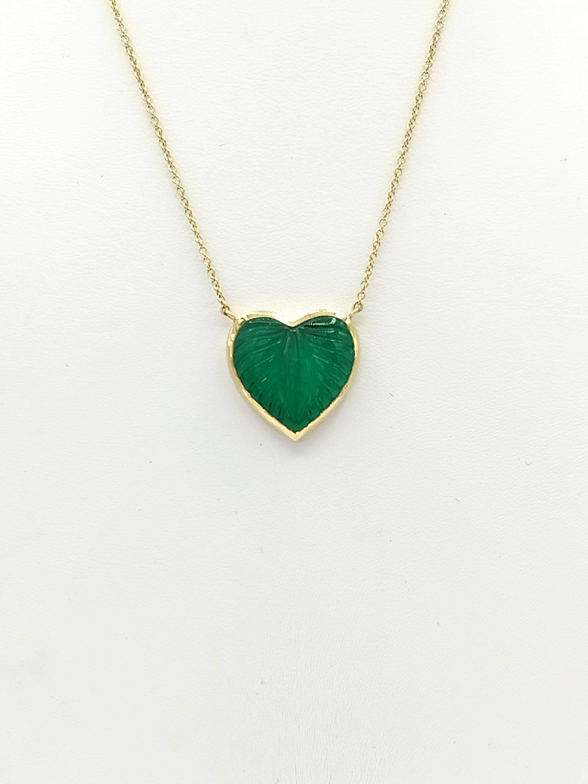 Heart Shape Carved Emerald Pendant Necklace in 18K Yellow Gold In New Condition For Sale In Los Angeles, CA