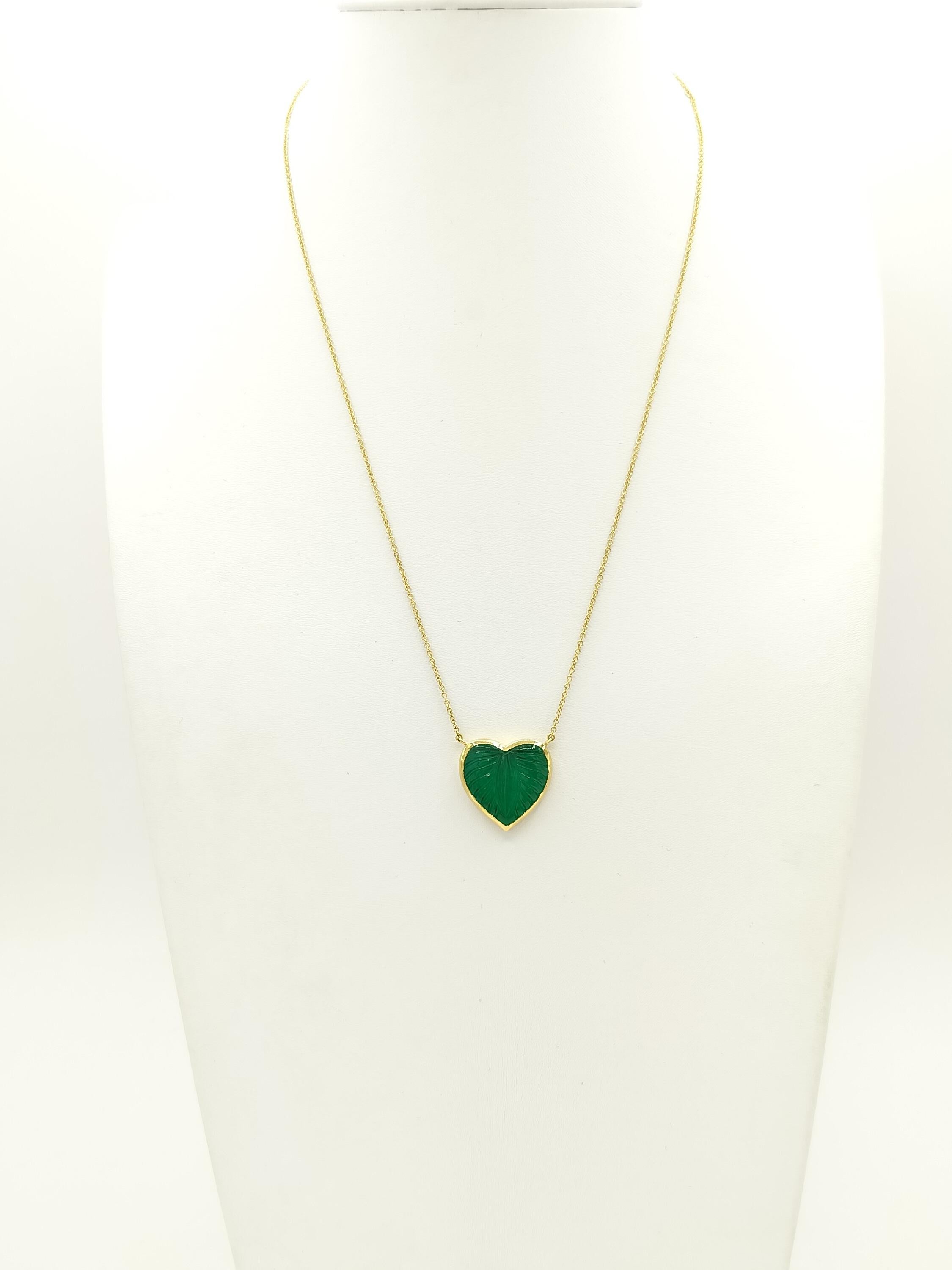 Women's or Men's Heart Shape Carved Emerald Pendant Necklace in 18K Yellow Gold For Sale