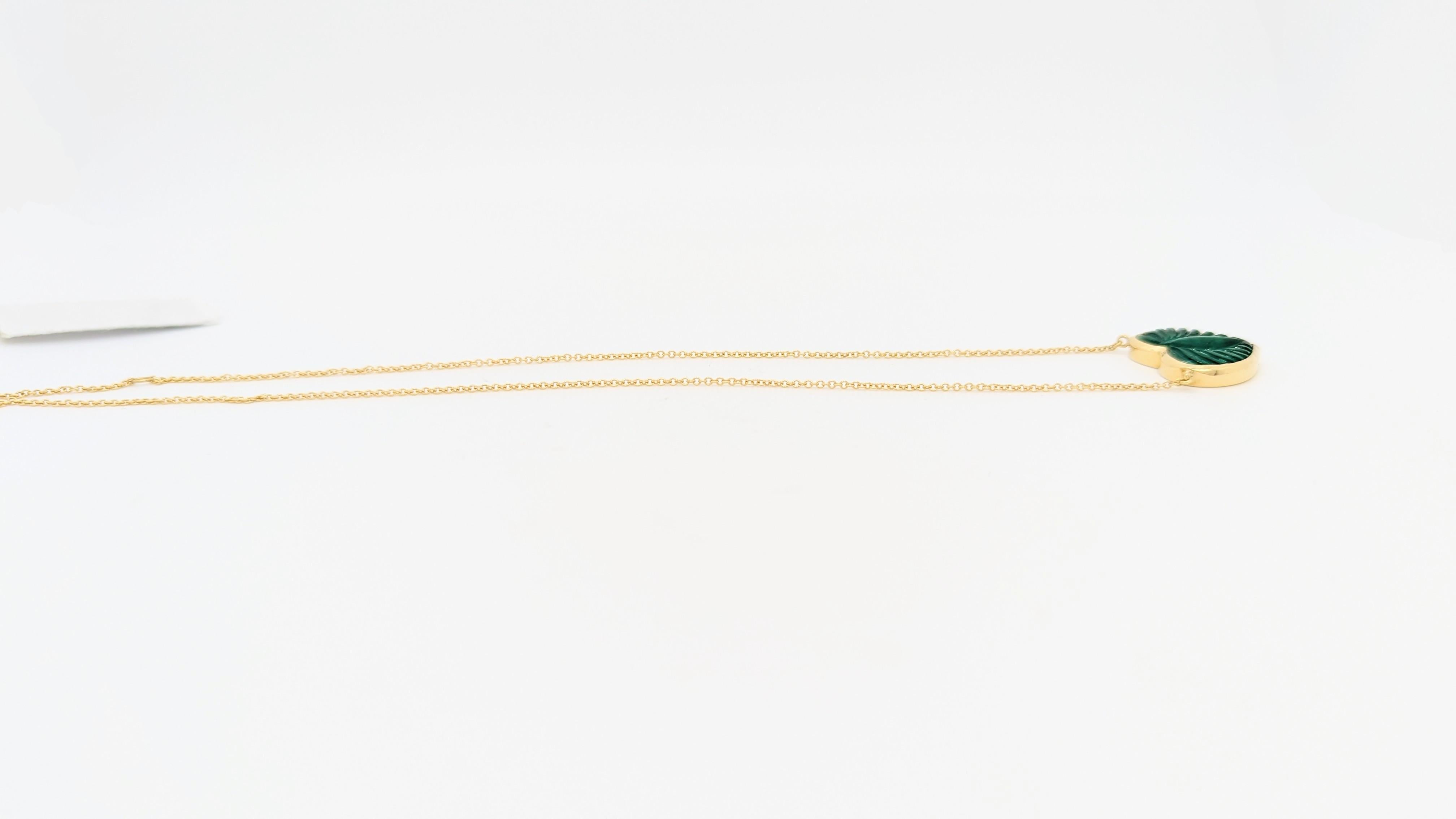 Collier pendentif en or jaune 18K avec émeraude sculptée en forme de coeur en vente 1