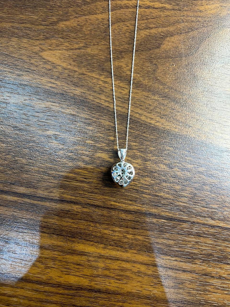 Collana con ciondolo a forma di cuore con diamanti in oro bianco in vendita 6