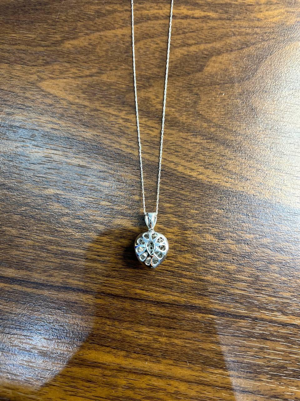 Collana con ciondolo a forma di cuore con diamanti in oro bianco in vendita 7