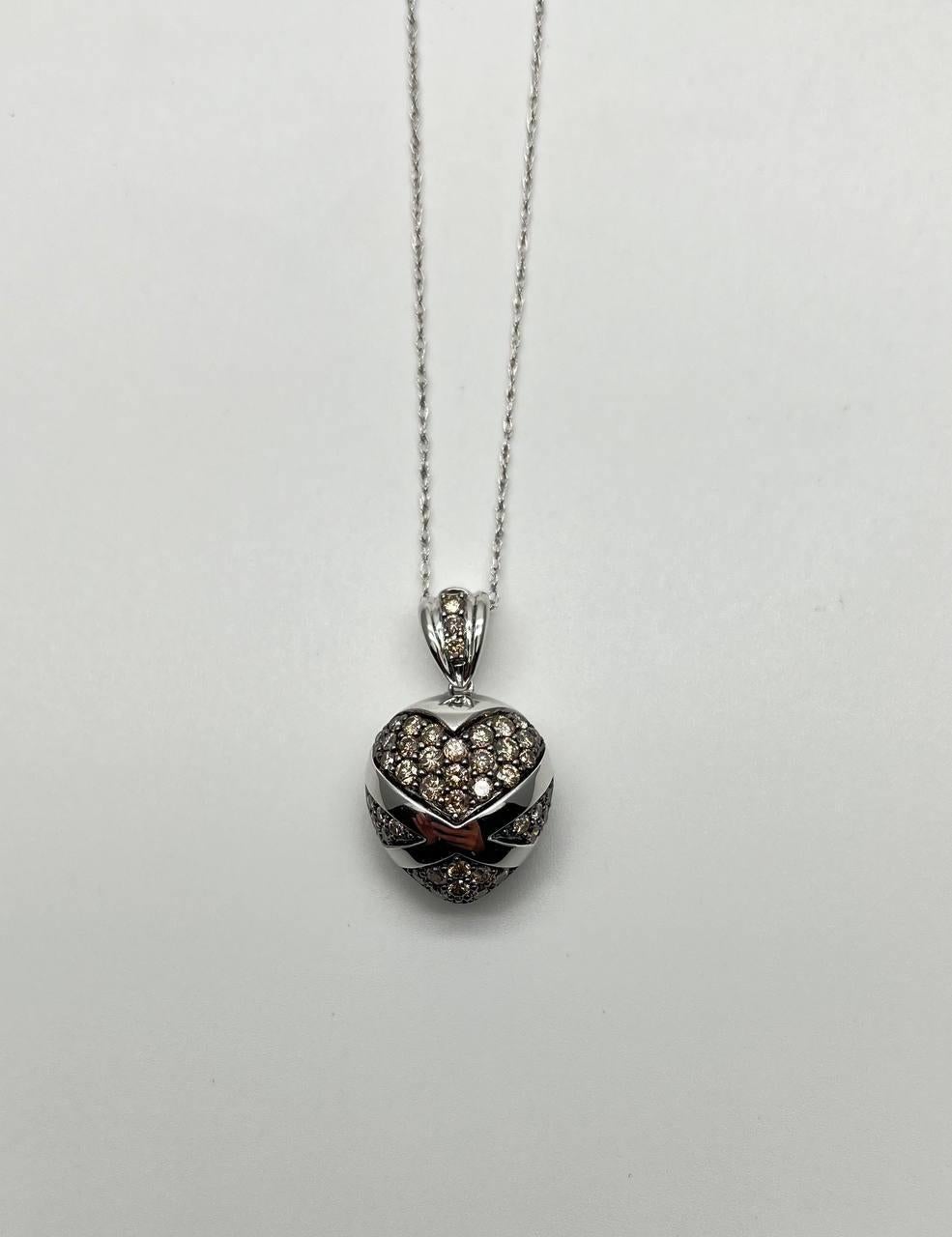 Esplora il fascino raffinato di questa squisita collana con ciondolo. Realizzata con precisione, la collana presenta un ciondolo a forma di cuore tempestato di diamanti scintillanti color cognac. Il ciondolo è sospeso a una delicata catena, creando
