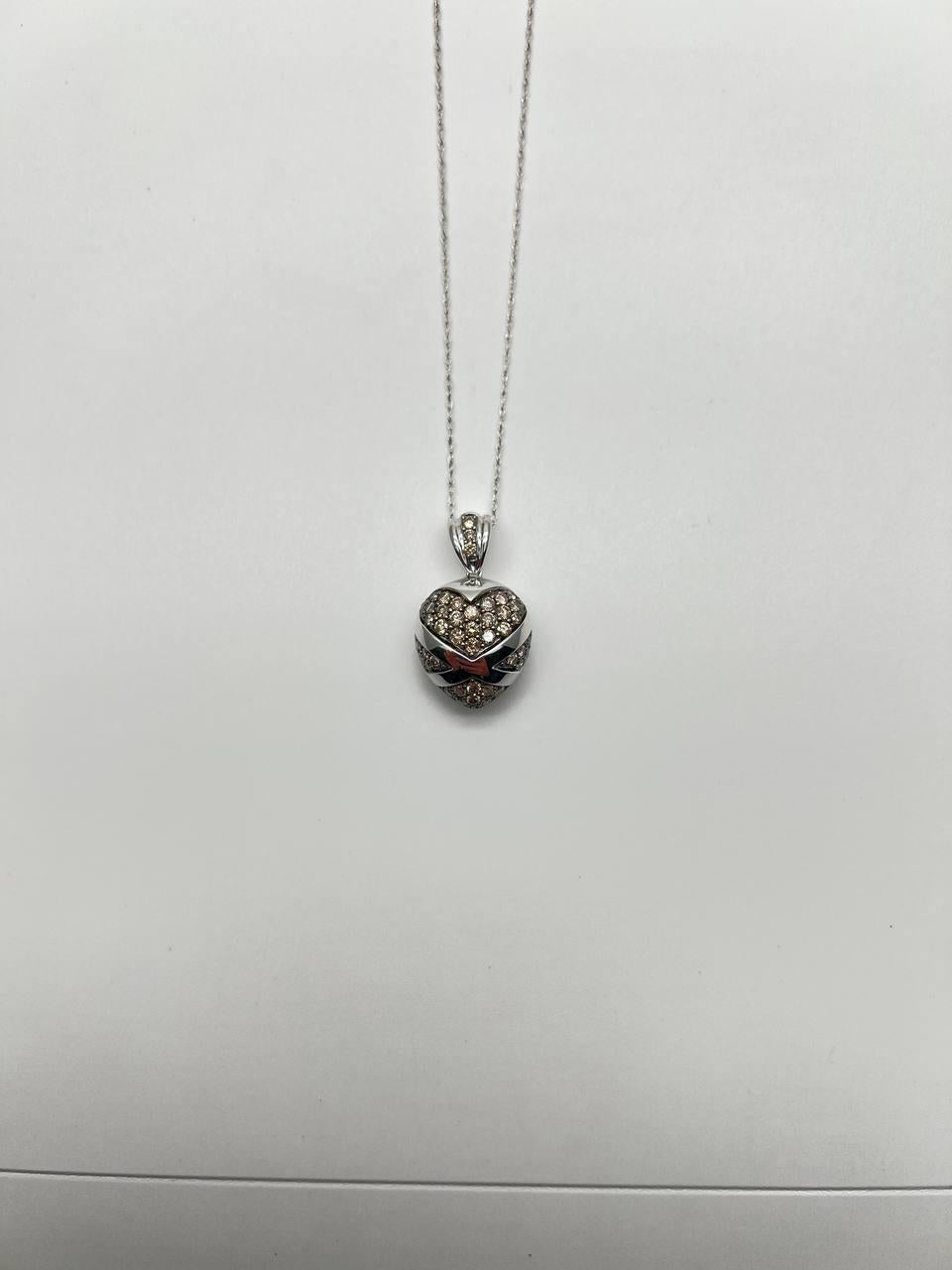 Taglio rotondo Collana con ciondolo a forma di cuore con diamanti in oro bianco in vendita