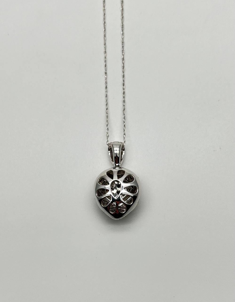 Collana con ciondolo a forma di cuore con diamanti in oro bianco In condizioni Nuovo in vendita a Oakton, VA