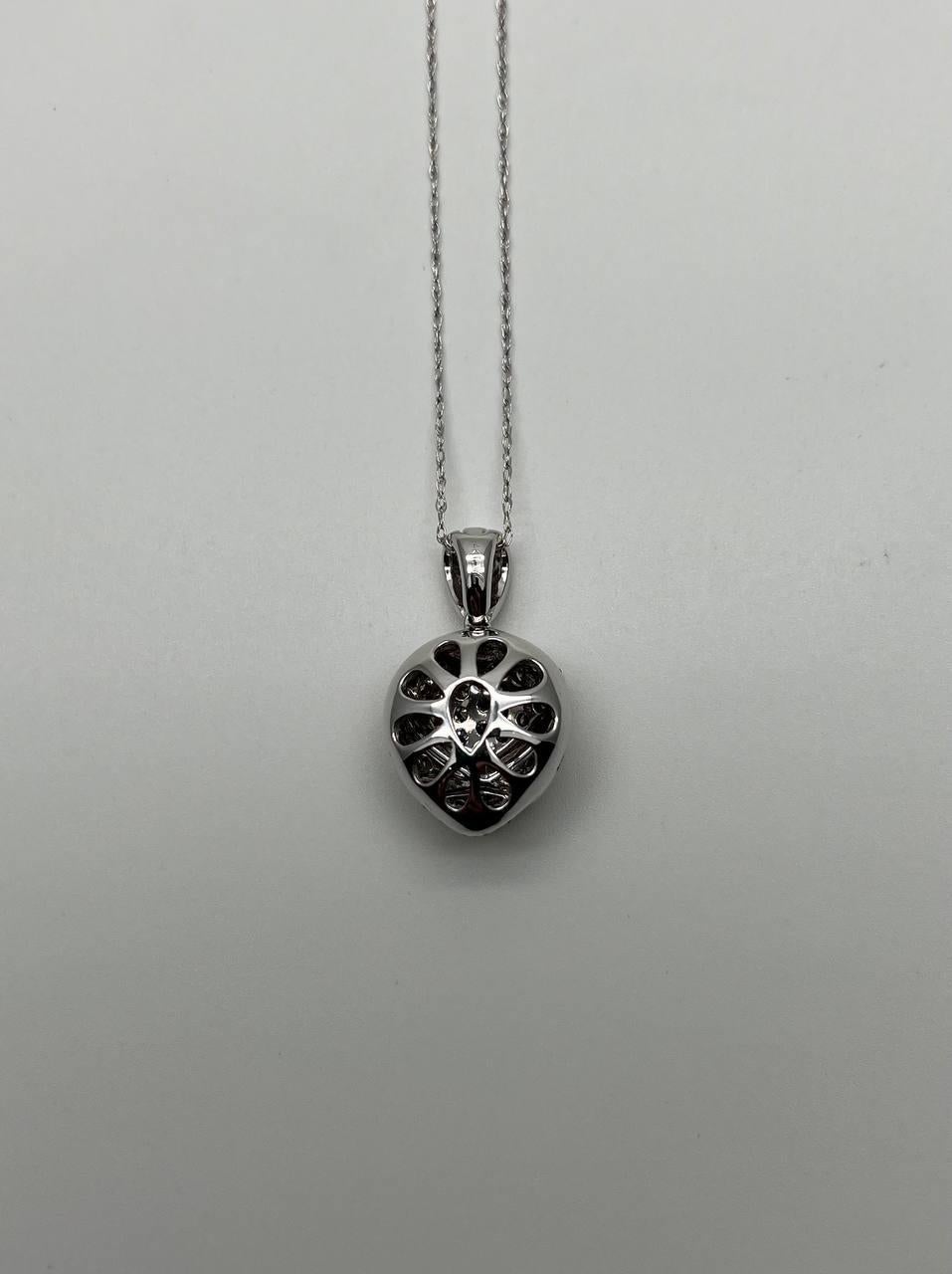 Donna Collana con ciondolo a forma di cuore con diamanti in oro bianco in vendita