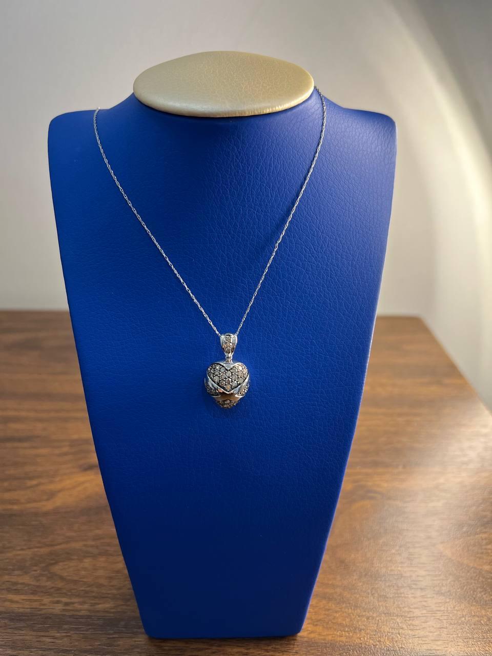 Collana con ciondolo a forma di cuore con diamanti in oro bianco in vendita 2