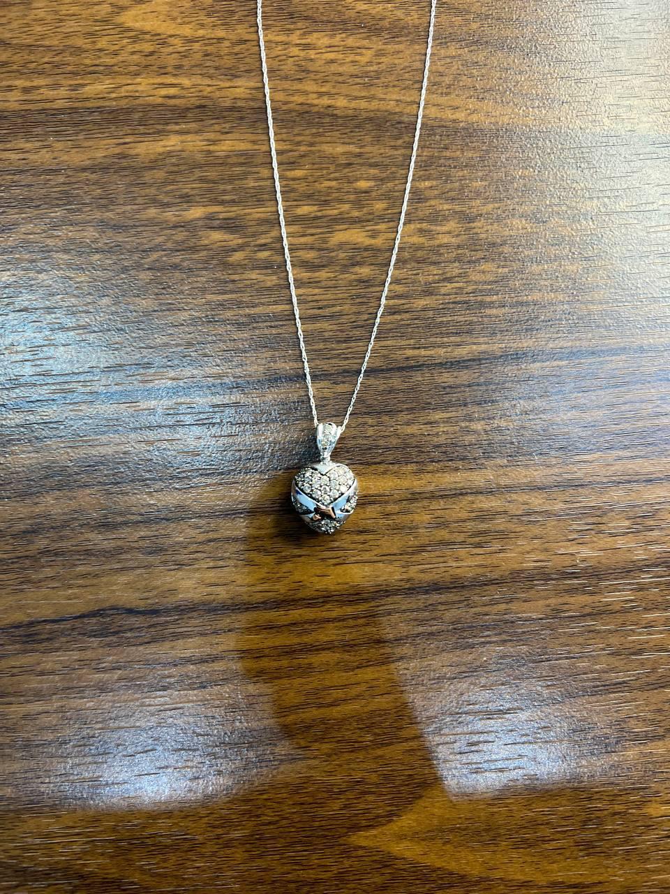Collana con ciondolo a forma di cuore con diamanti in oro bianco in vendita 3