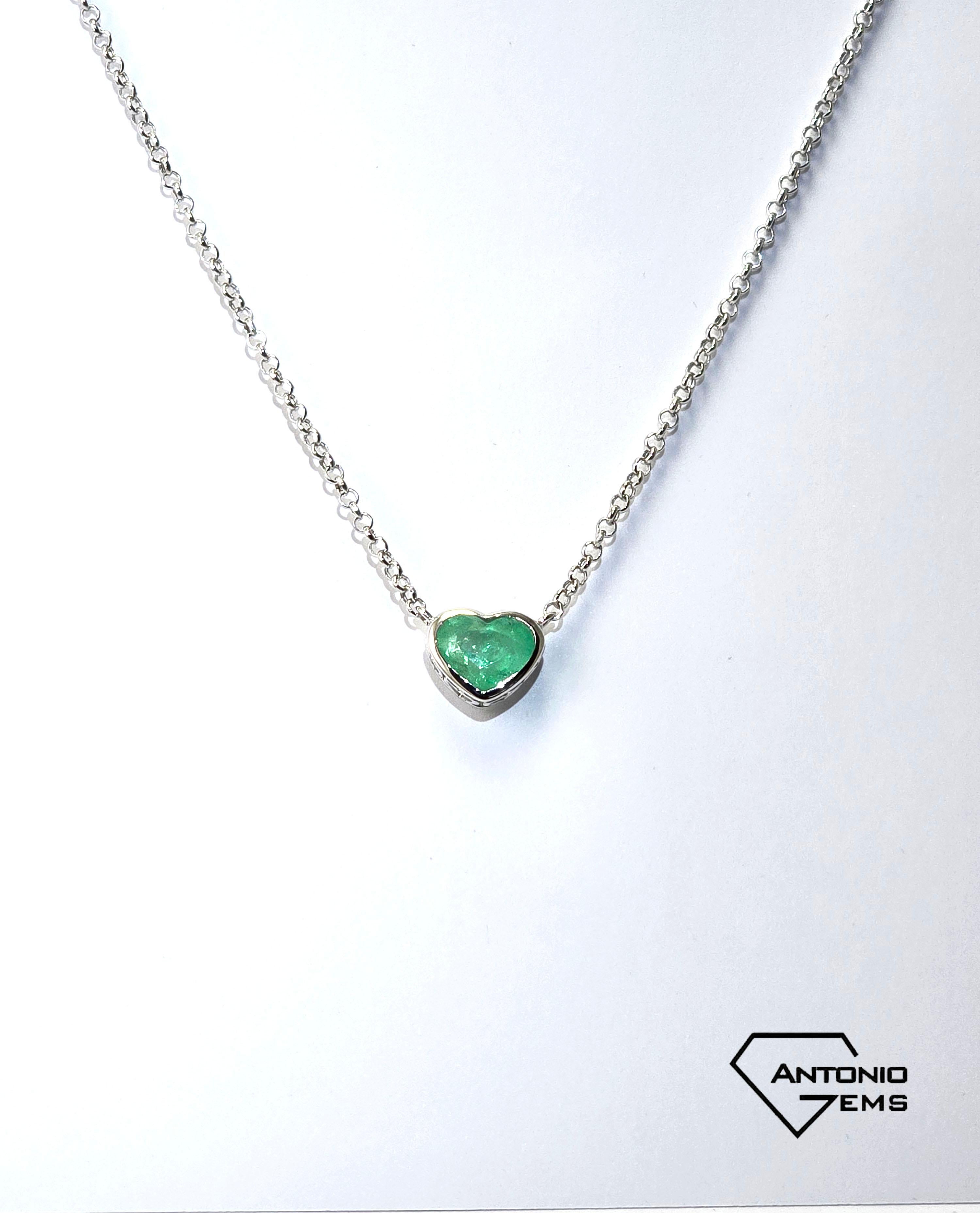 Collana con smeraldo colombiano a forma di cuore, oro bianco 14k in vendita 6