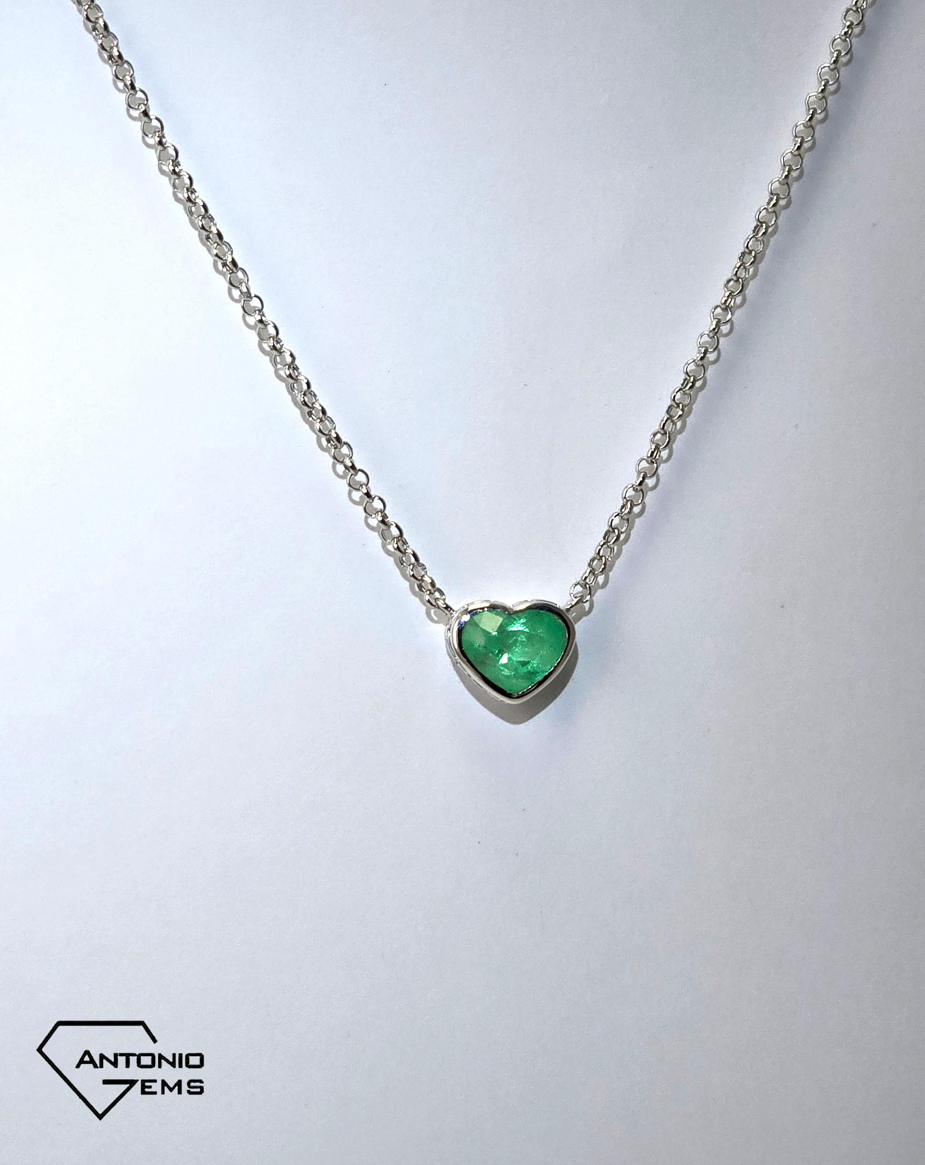 Collana a forma di cuore 

Colore dell'oro: White 14K
Dimensioni: 44 cm di lunghezza
Peso totale: 2.97 grammi

Set con:
- Smeraldo colombiano - 2.45 carati
Taglio: Cuore
Colore: verde
