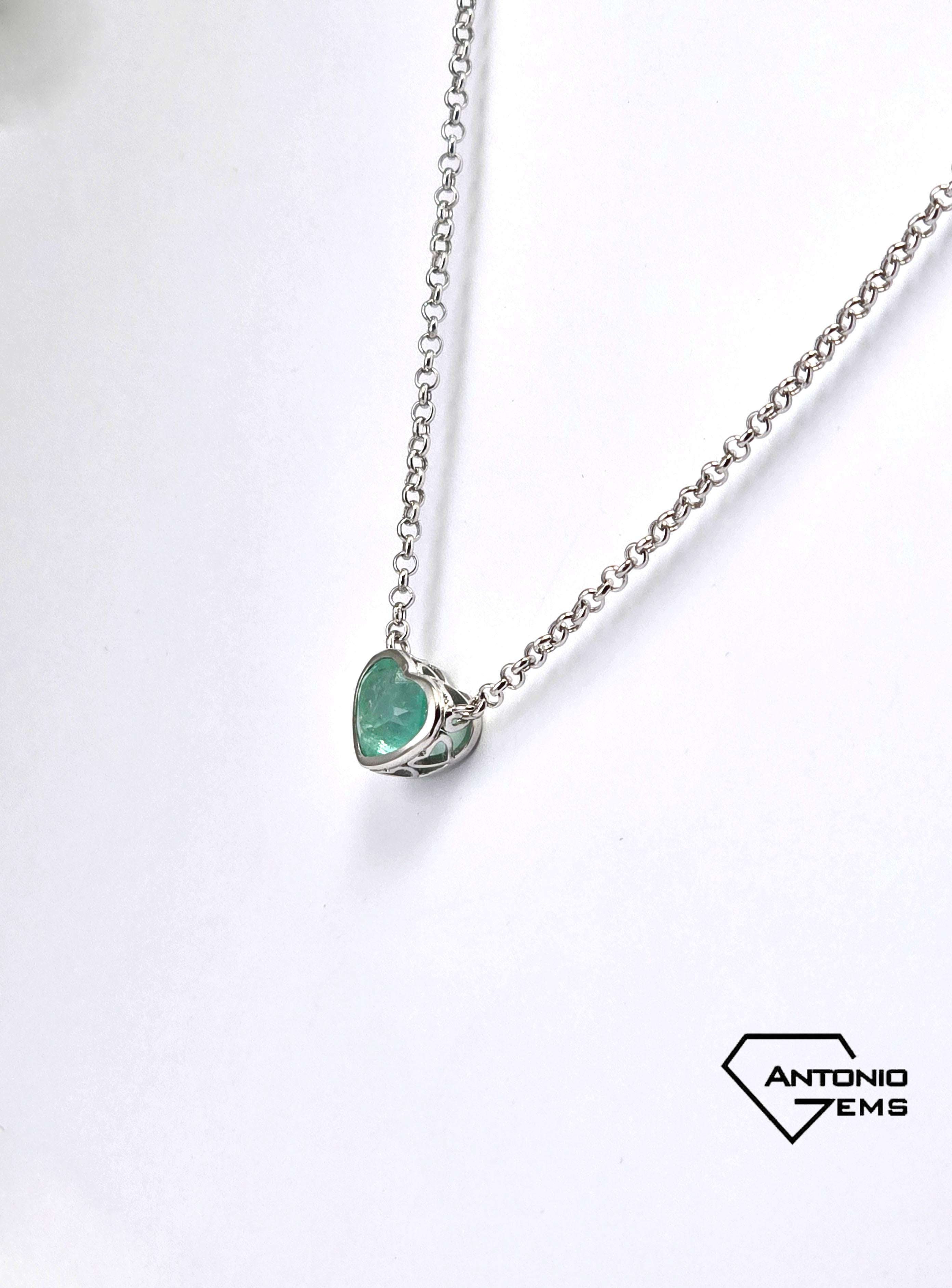 Collana con smeraldo colombiano a forma di cuore, oro bianco 14k In condizioni Nuovo in vendita a София, BG