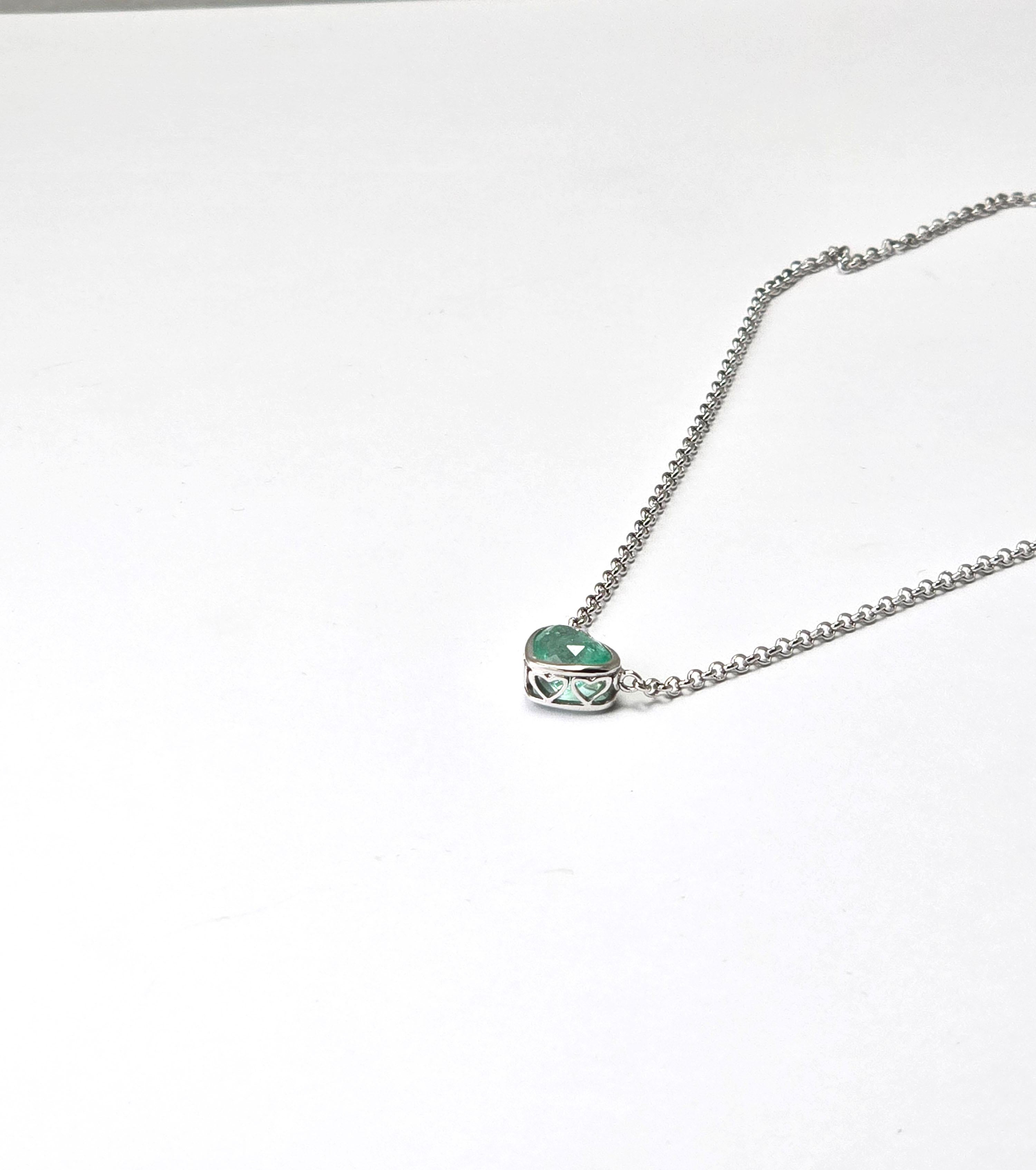 da uomo o donna Collana con smeraldo colombiano a forma di cuore, oro bianco 14k in vendita