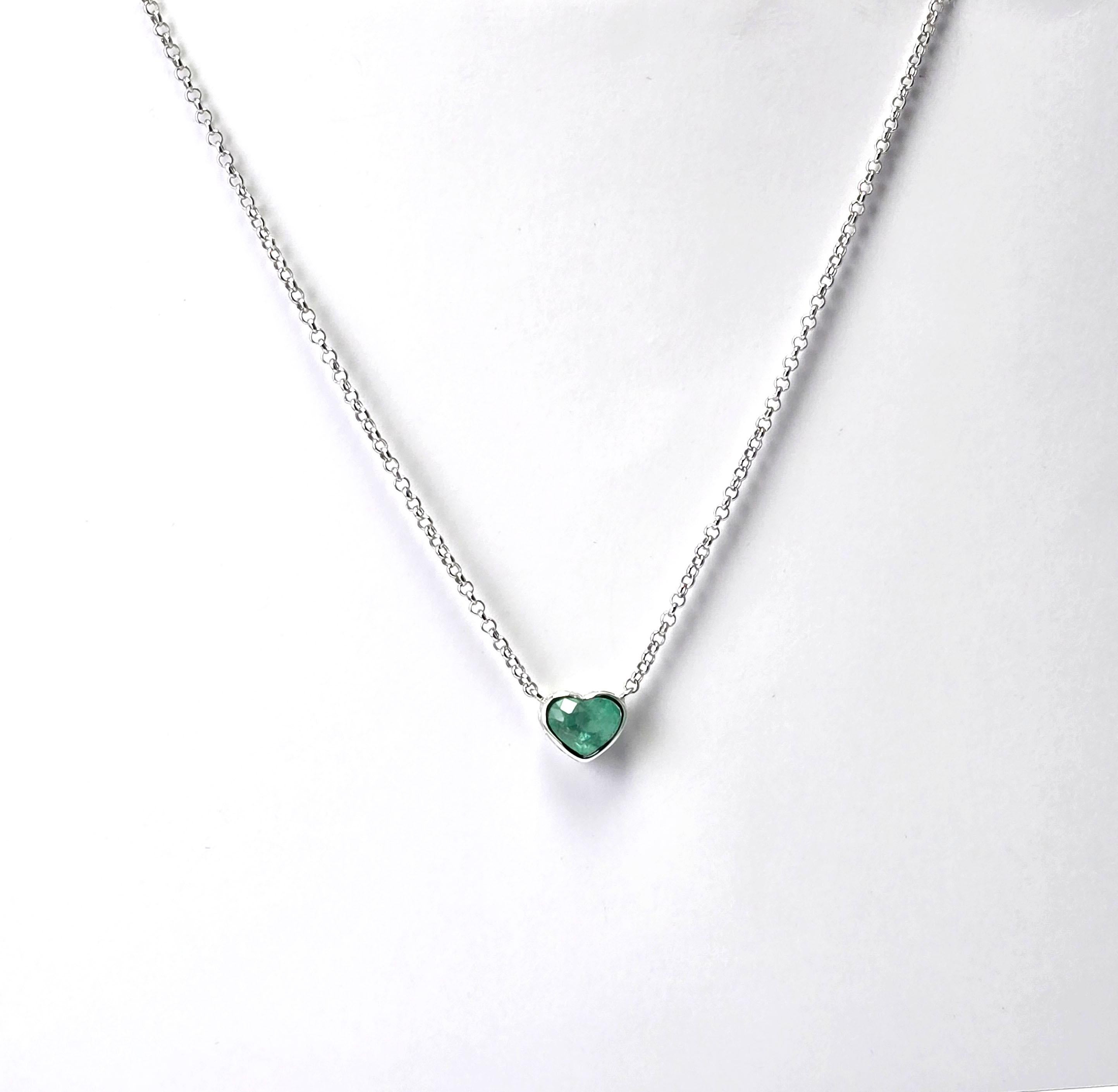Collana con smeraldo colombiano a forma di cuore, oro bianco 14k in vendita 1
