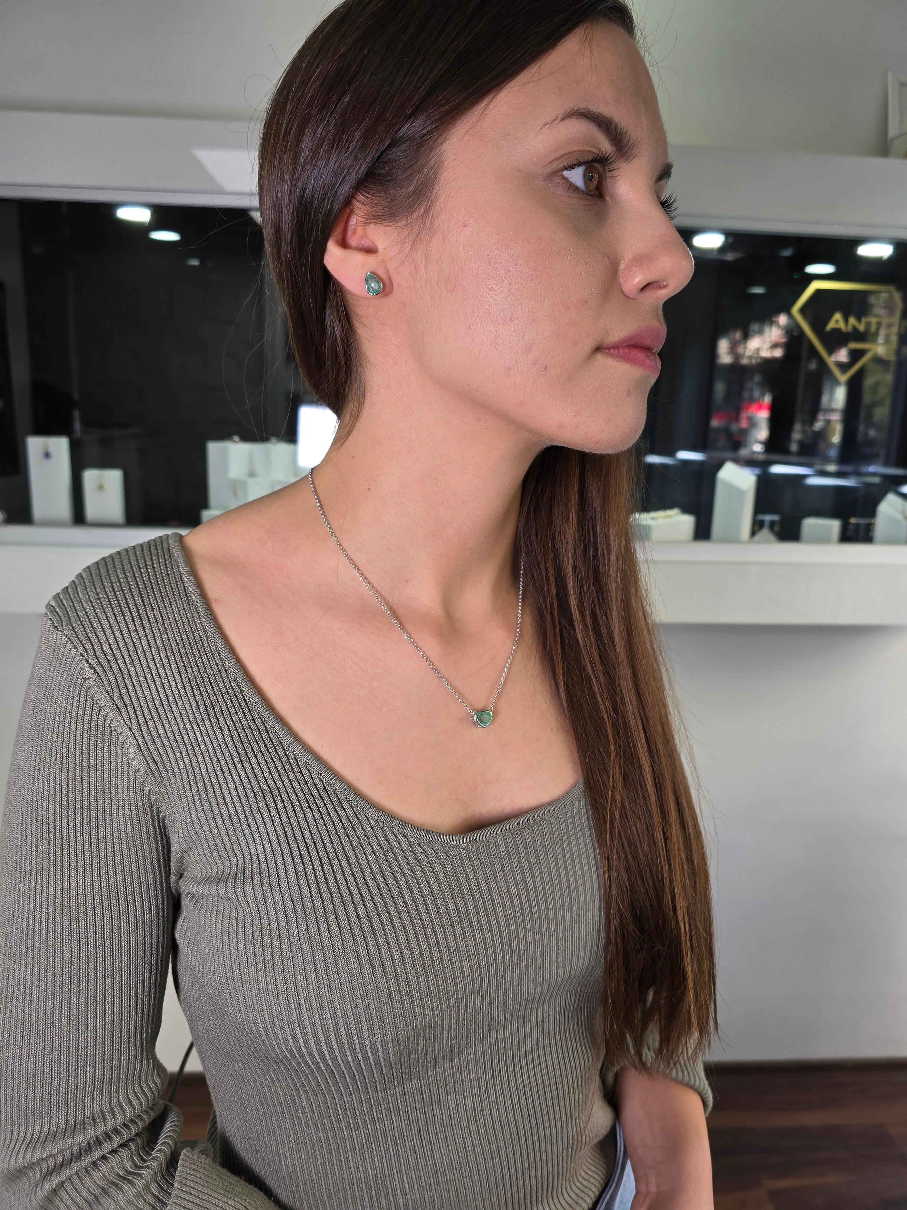 Collana con smeraldo colombiano a forma di cuore, oro bianco 14k in vendita 4