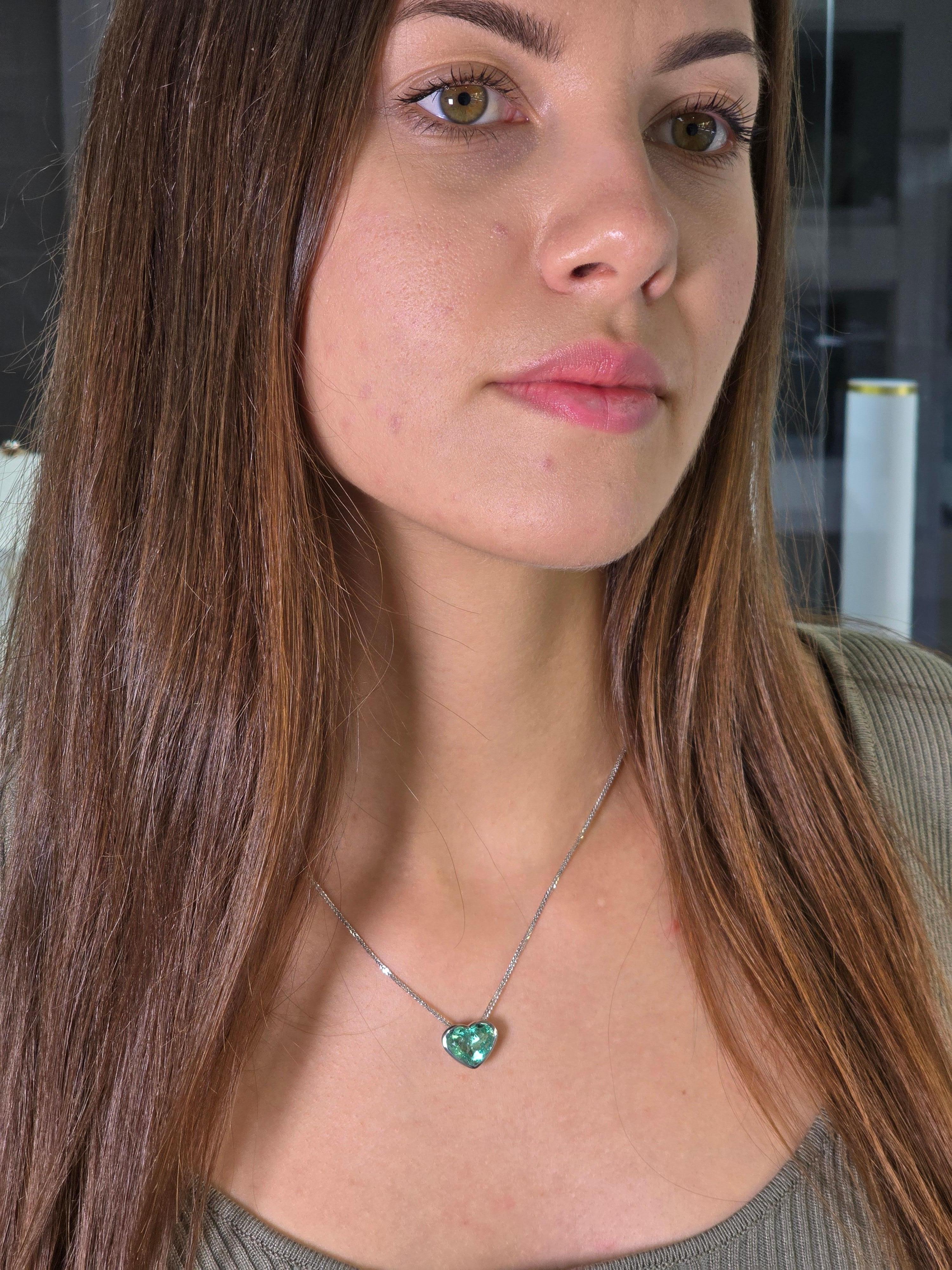 Collana con smeraldo colombiano a forma di cuore ORO BIANCO 18K in vendita 6
