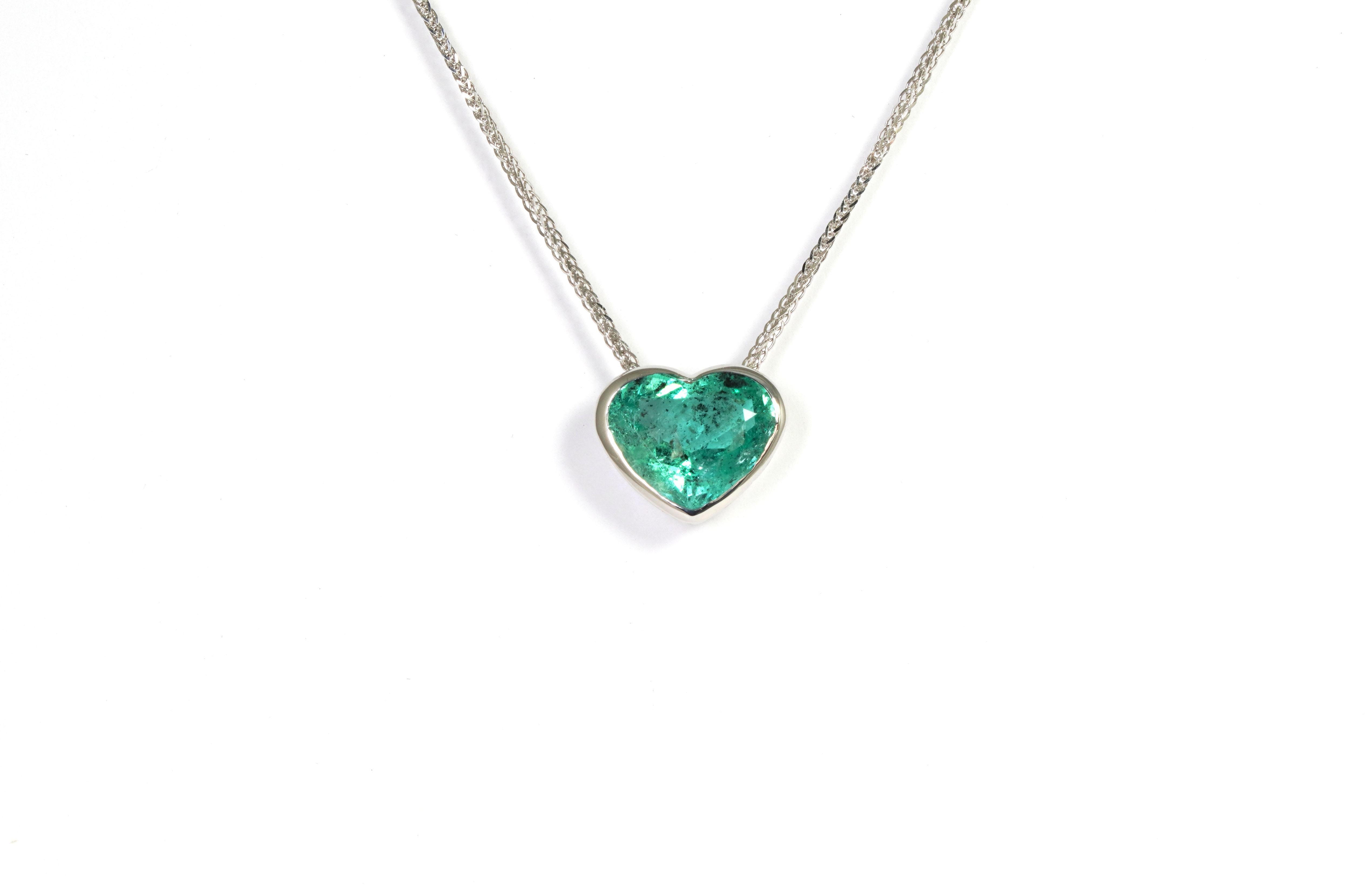 Collana a forma di cuore 

Colore dell'oro: bianco 18K
Dimensioni: varia da zero a 50 cm di lunghezza.
Peso totale: 5,99 grammi

Set con:
- Smeraldo colombiano - 5,24 carati
Taglio: Cuore
Colore: verde