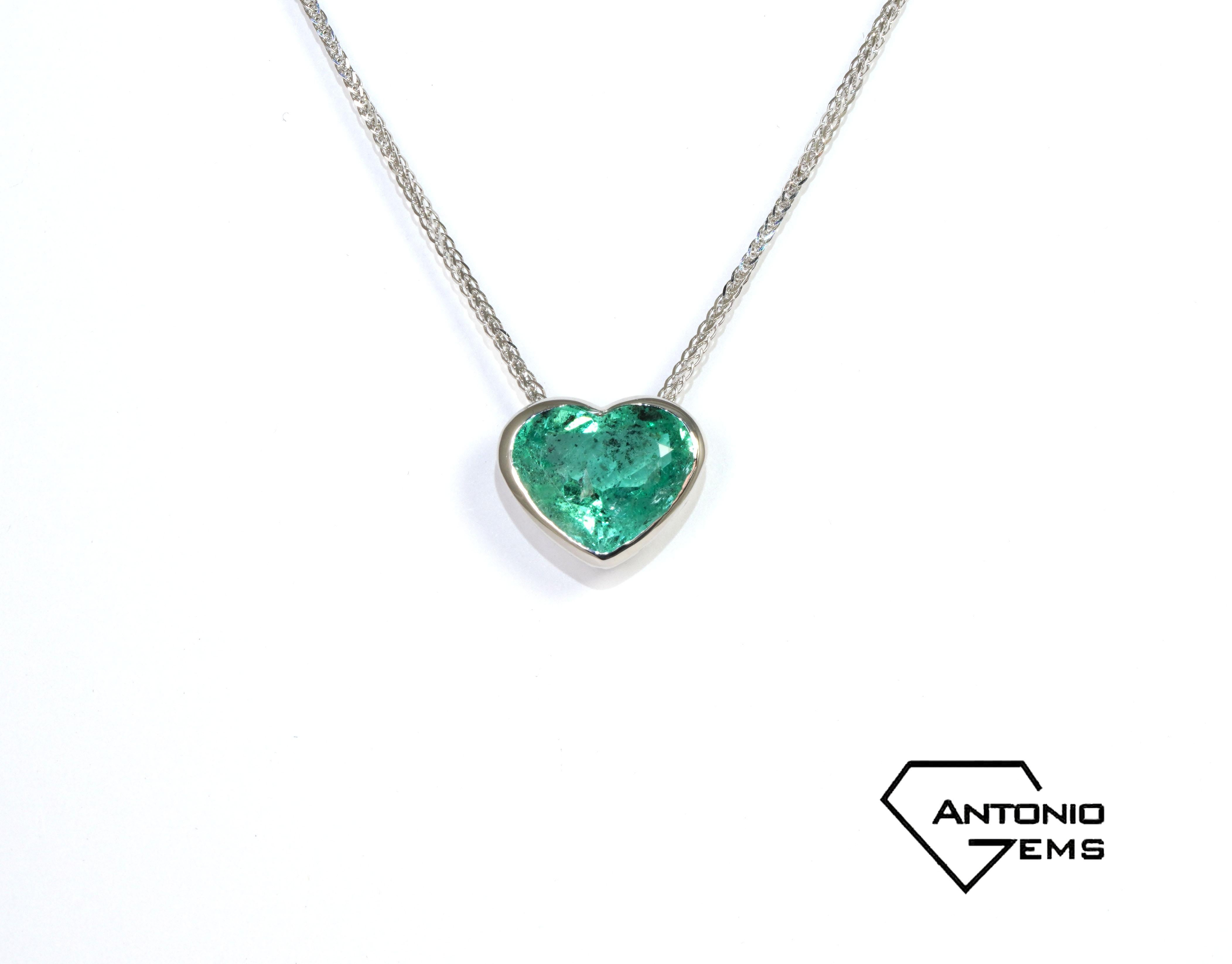 Cuore Collana con smeraldo colombiano a forma di cuore ORO BIANCO 18K in vendita