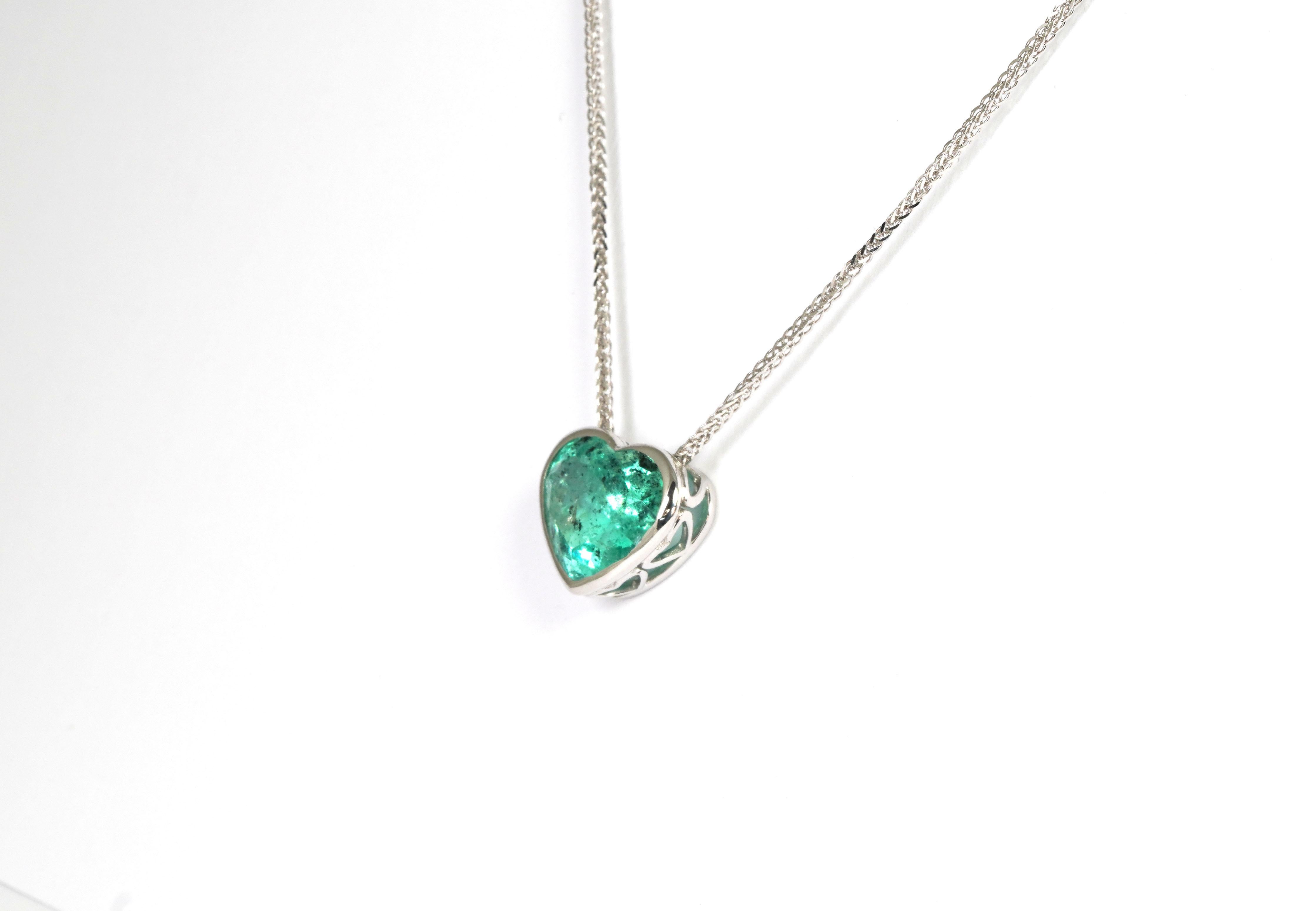 Collana con smeraldo colombiano a forma di cuore ORO BIANCO 18K In condizioni Nuovo in vendita a София, BG