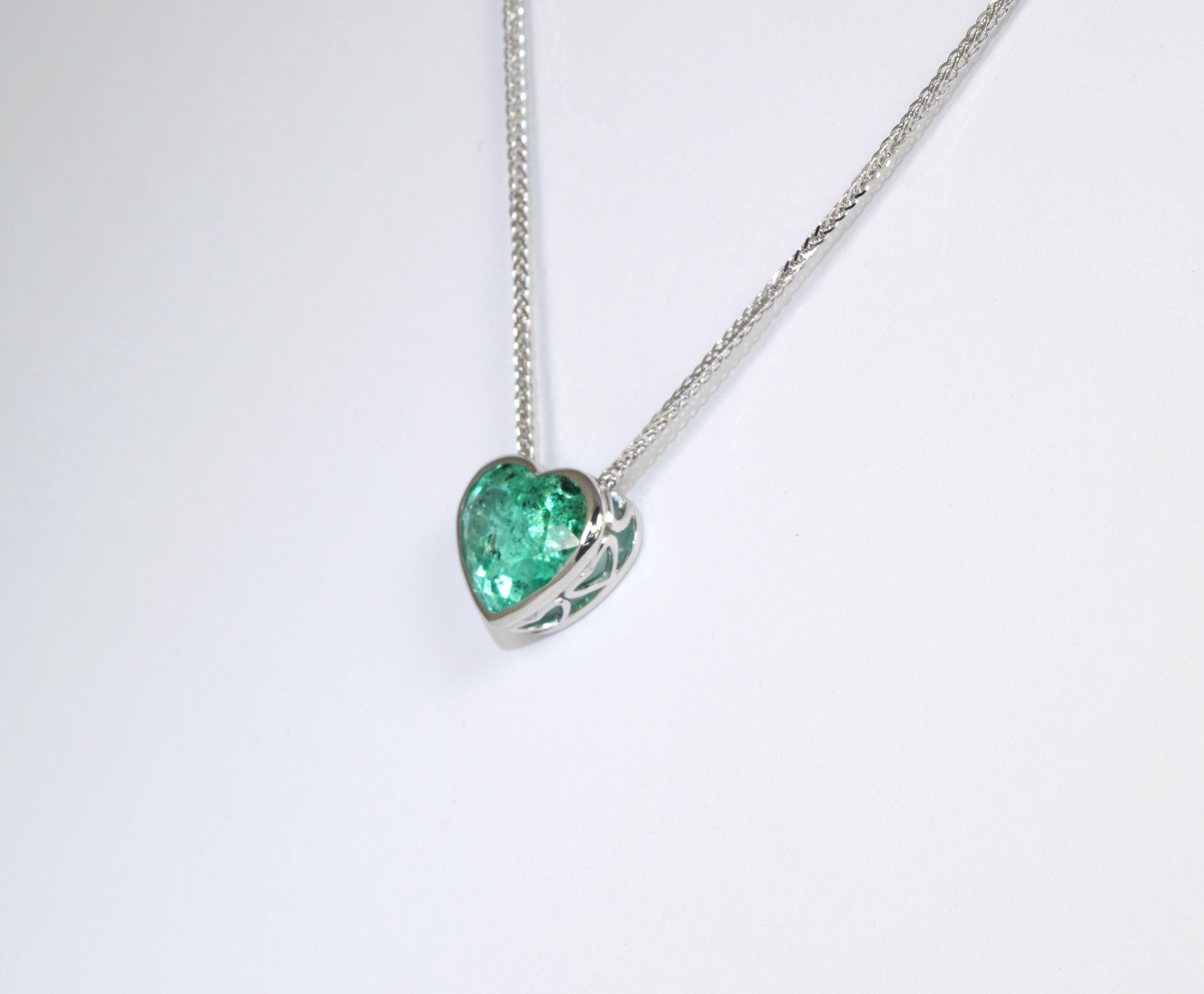 da uomo o donna Collana con smeraldo colombiano a forma di cuore ORO BIANCO 18K in vendita