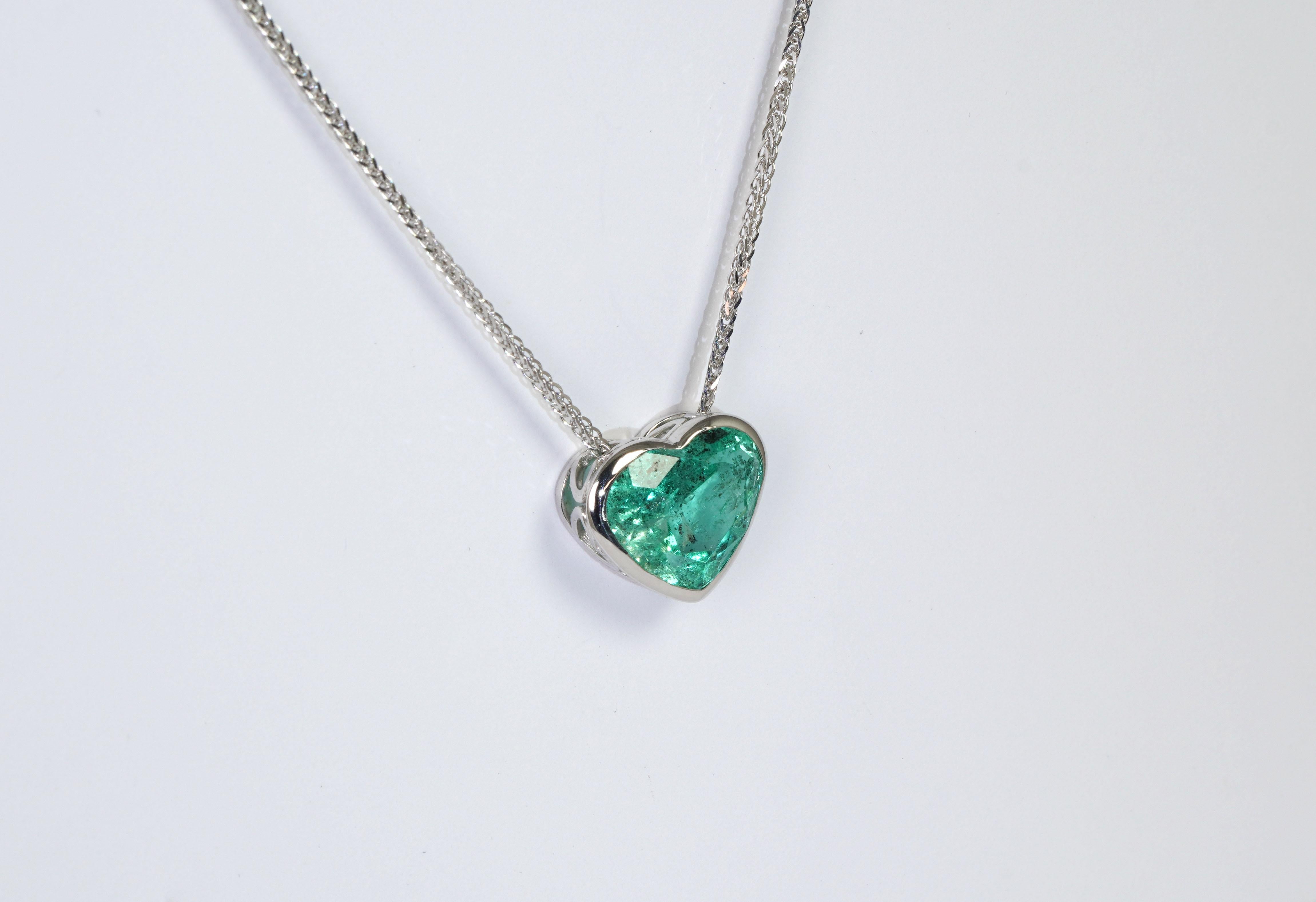 Collana con smeraldo colombiano a forma di cuore ORO BIANCO 18K in vendita 1