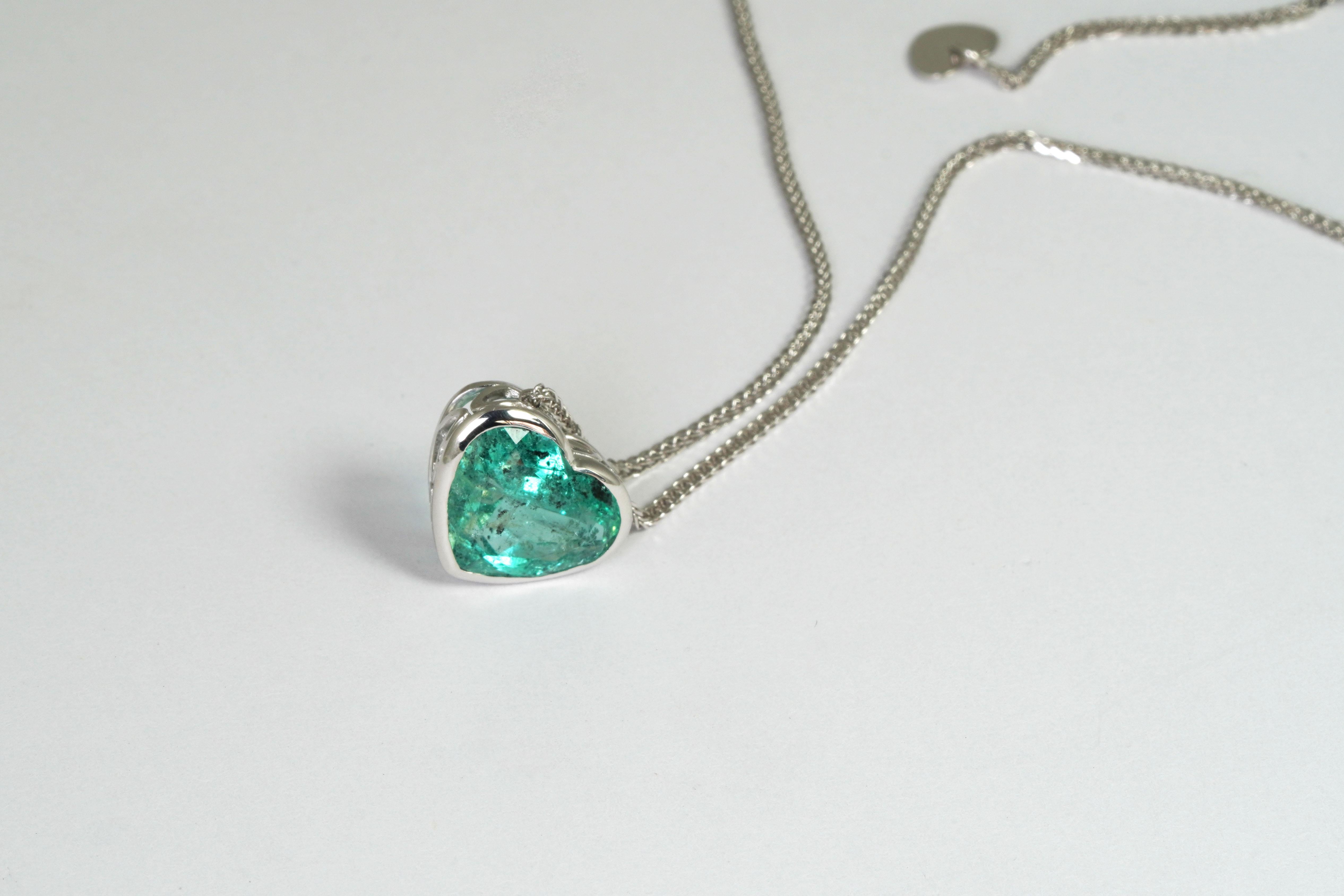 Collana con smeraldo colombiano a forma di cuore ORO BIANCO 18K in vendita 3