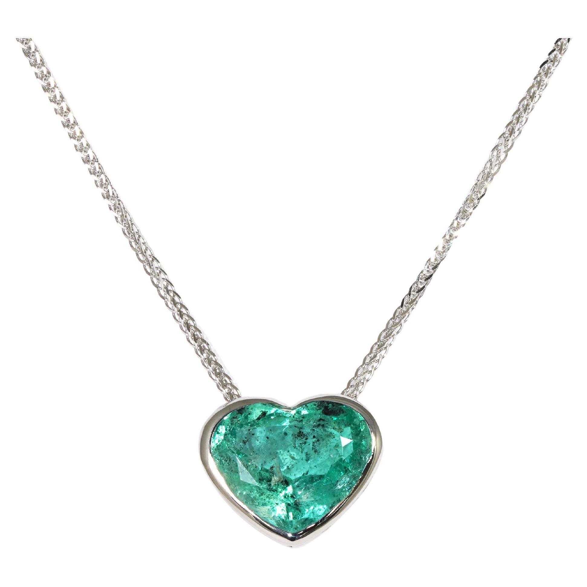 Heart shape Columbian Emerald necklace 18K WHITE GOLD