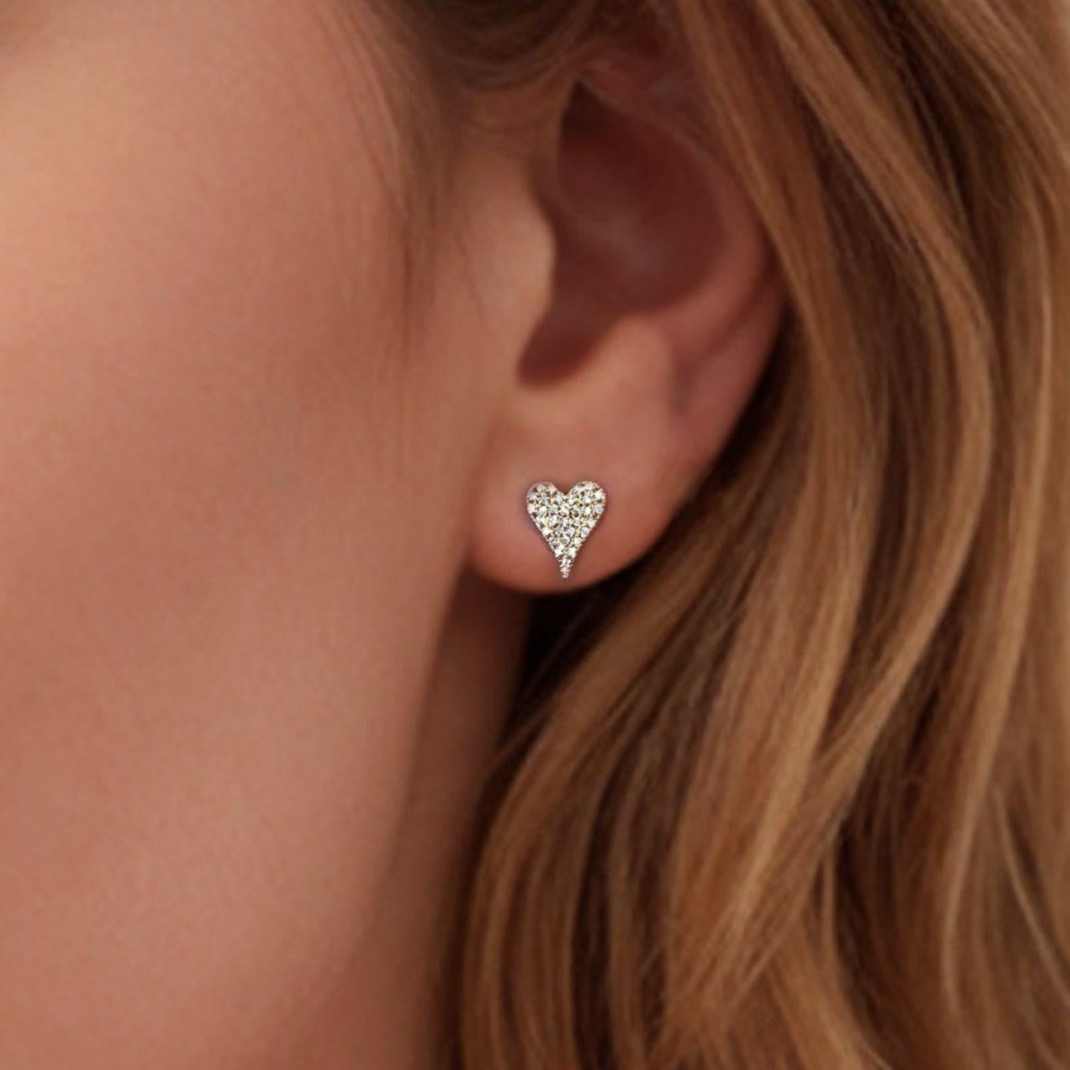 Estos pendientes en forma de corazón, que irradian encanto y elegancia, están fabricados en oro amarillo de 14 quilates y presentan un diseño con aspecto de diamante que brilla con romántico resplandor. La silueta de corazón simboliza el amor y el