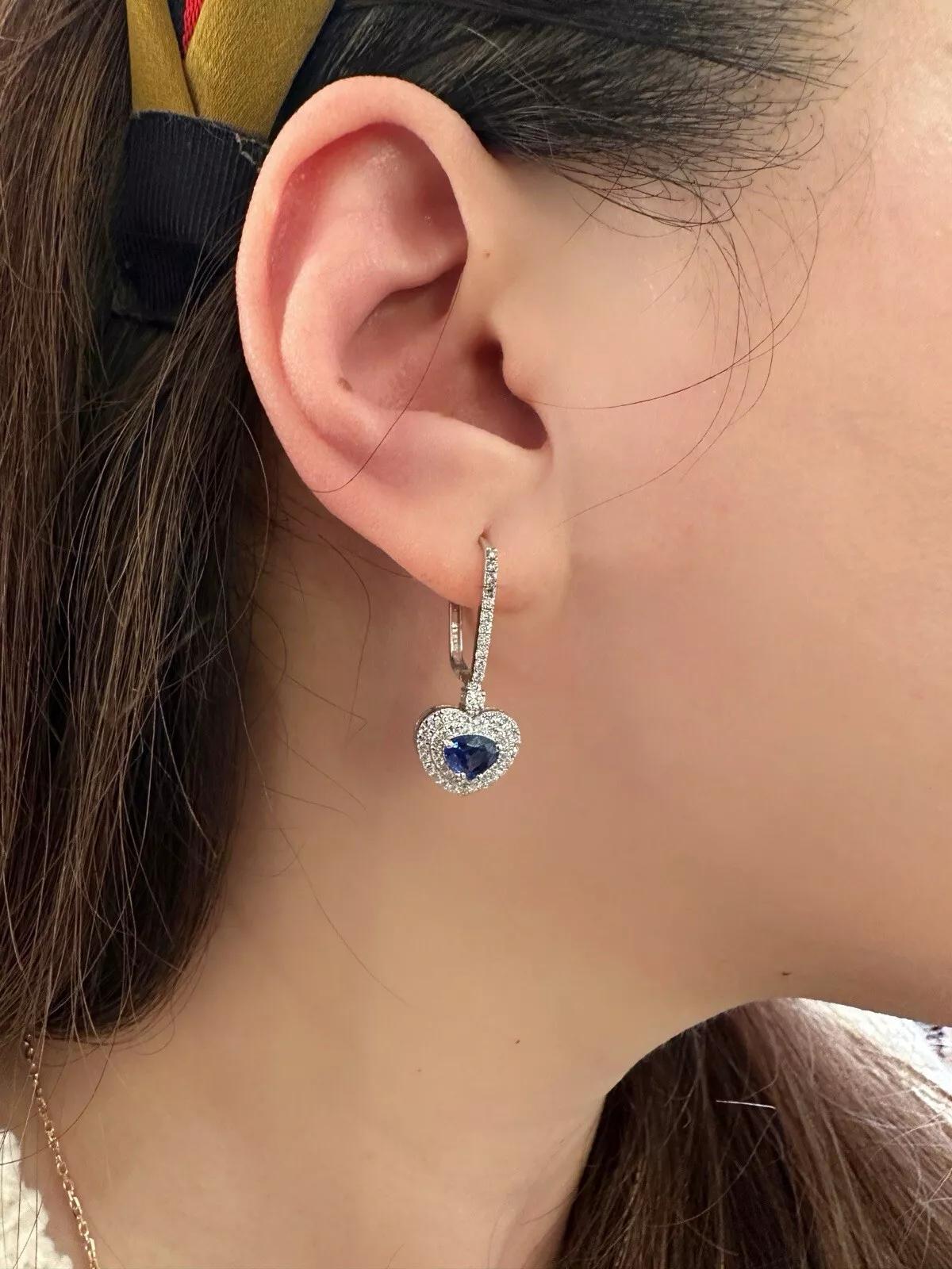 Orecchini pendenti con diamanti e zaffiri a forma di cuore in oro bianco 18 carati

Gli orecchini con zaffiri e diamanti presentano zaffiri blu naturali per un peso totale di 1,63 carati circondati da due file di diamanti tondi a brillante in una