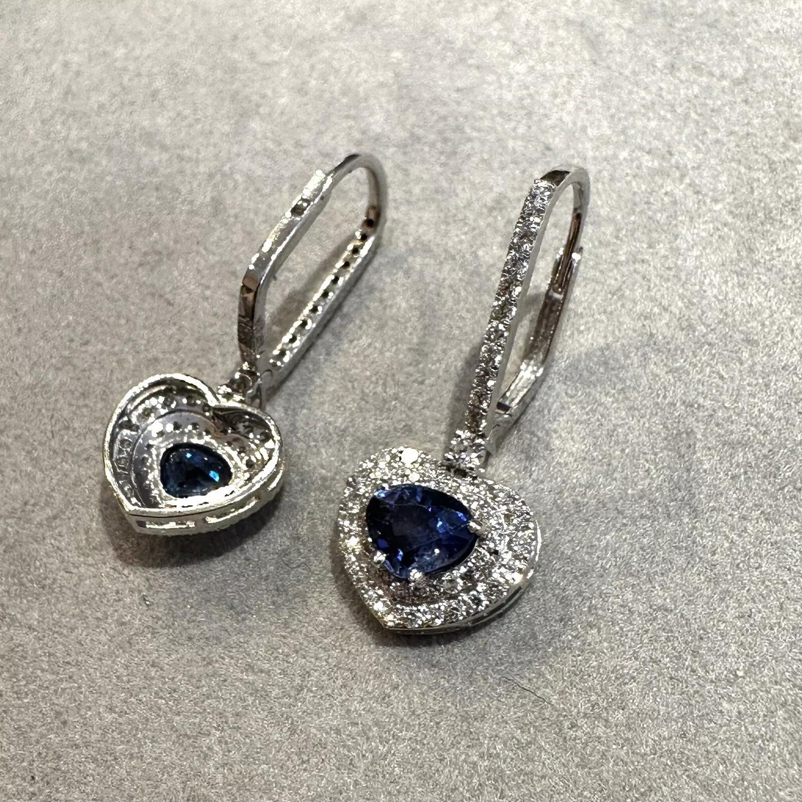 Orecchini pendenti con diamanti e zaffiri a forma di cuore in oro bianco 18 carati In condizioni ottime in vendita a La Jolla, CA