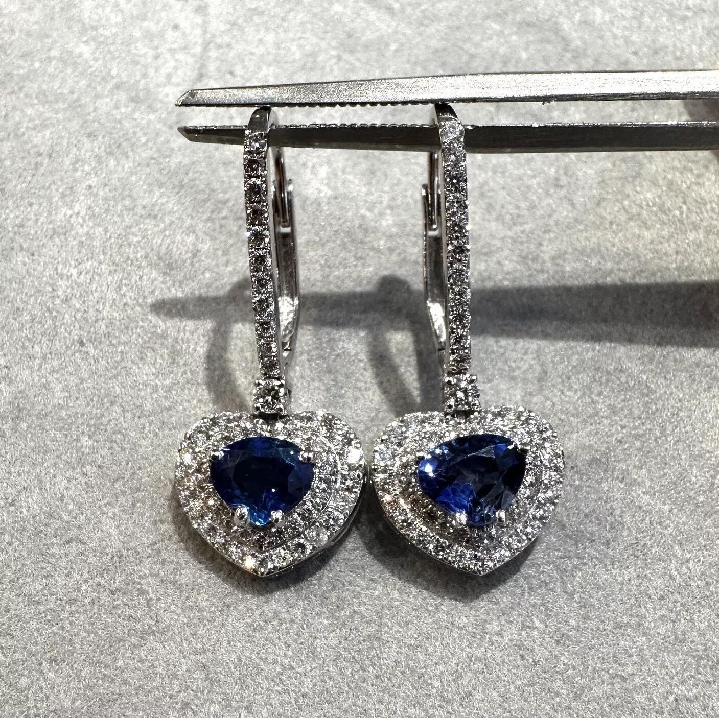Donna Orecchini pendenti con diamanti e zaffiri a forma di cuore in oro bianco 18 carati in vendita