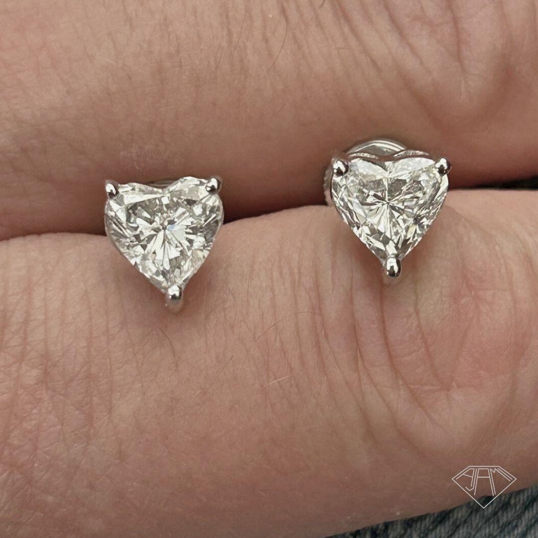 Orecchini con diamanti a forma di cuore da 3,42 carati in oro bianco in vendita 8