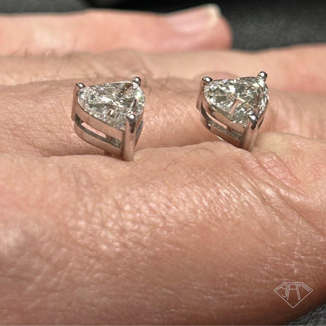 Orecchini con diamanti a forma di cuore da 3,42 carati in oro bianco in vendita 3