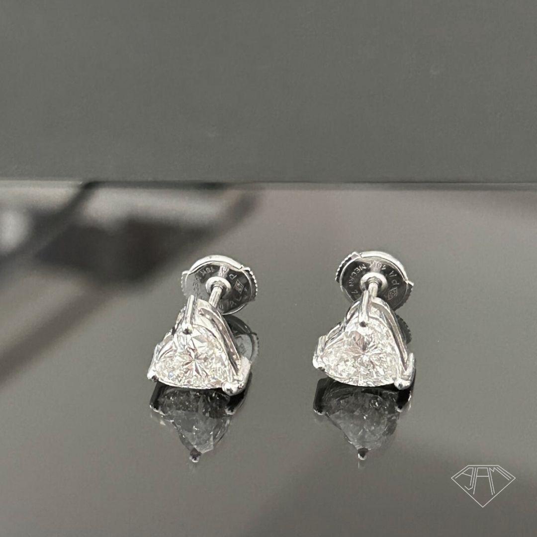 Orecchini con diamanti a forma di cuore da 3,42 carati in oro bianco in vendita 4